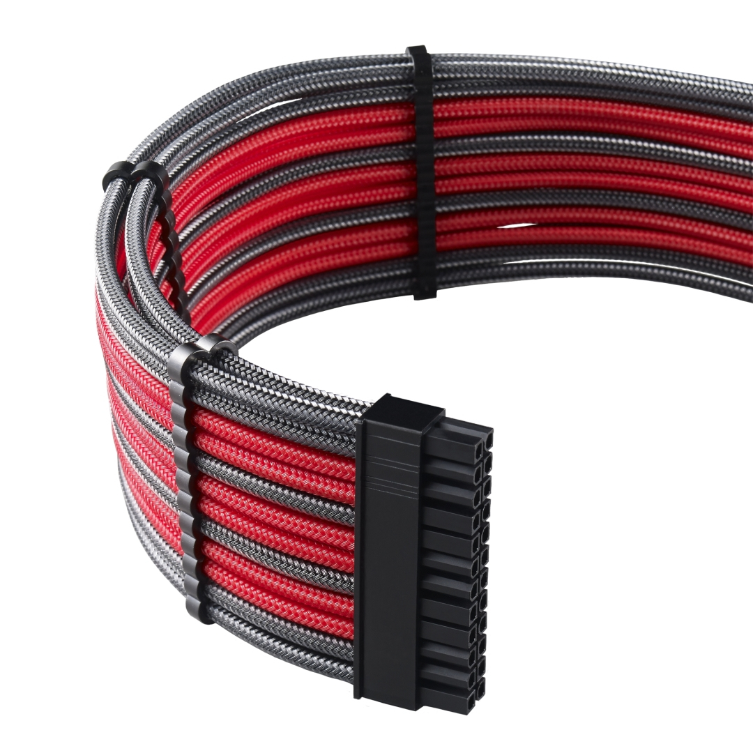 Primo piano di cavo PC rosso e grigio. Connettore nero sul lato destro. Fascette nere.