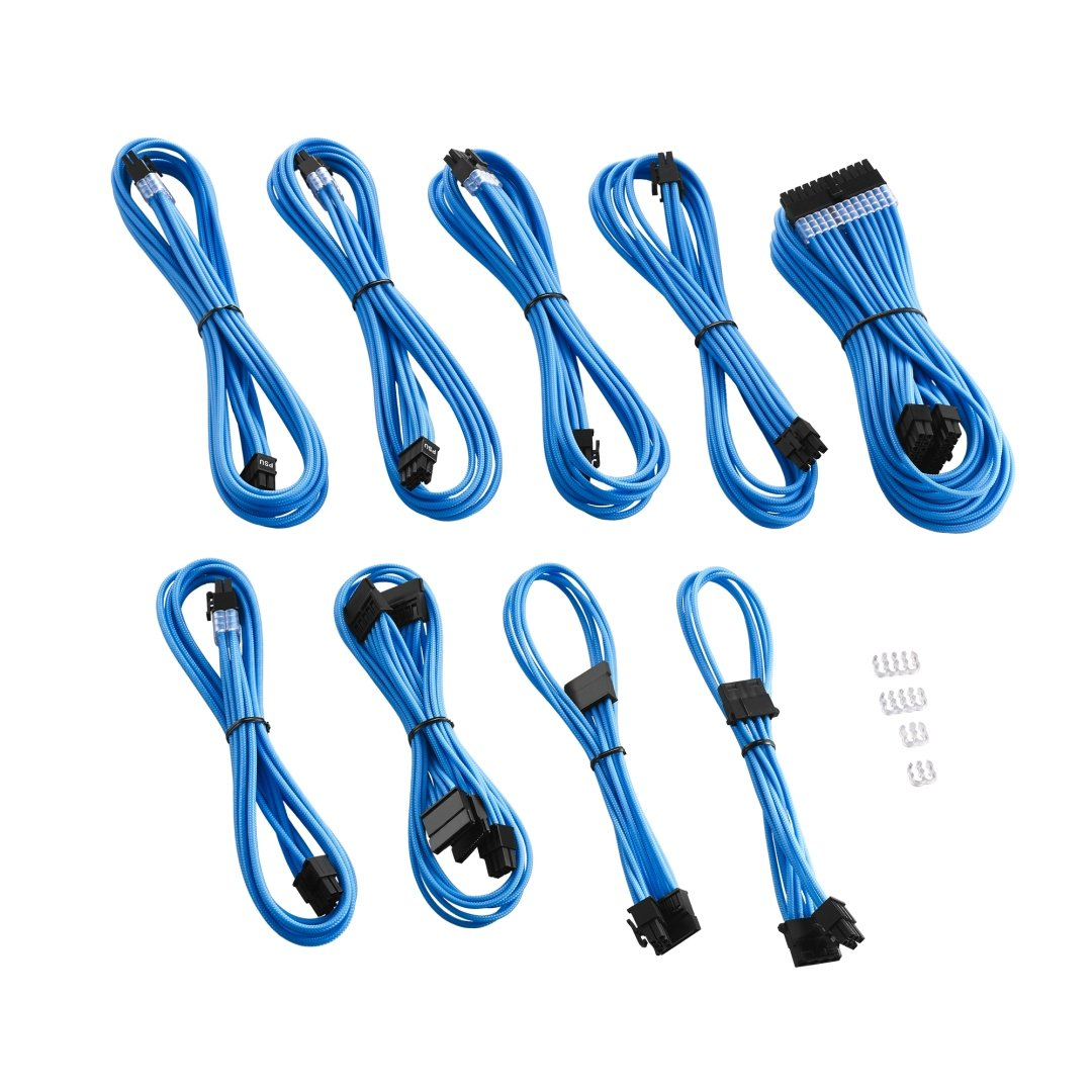 Nove cavi PC blu con connettori neri. Alcuni cavi sono ad anello. Sfondo bianco.