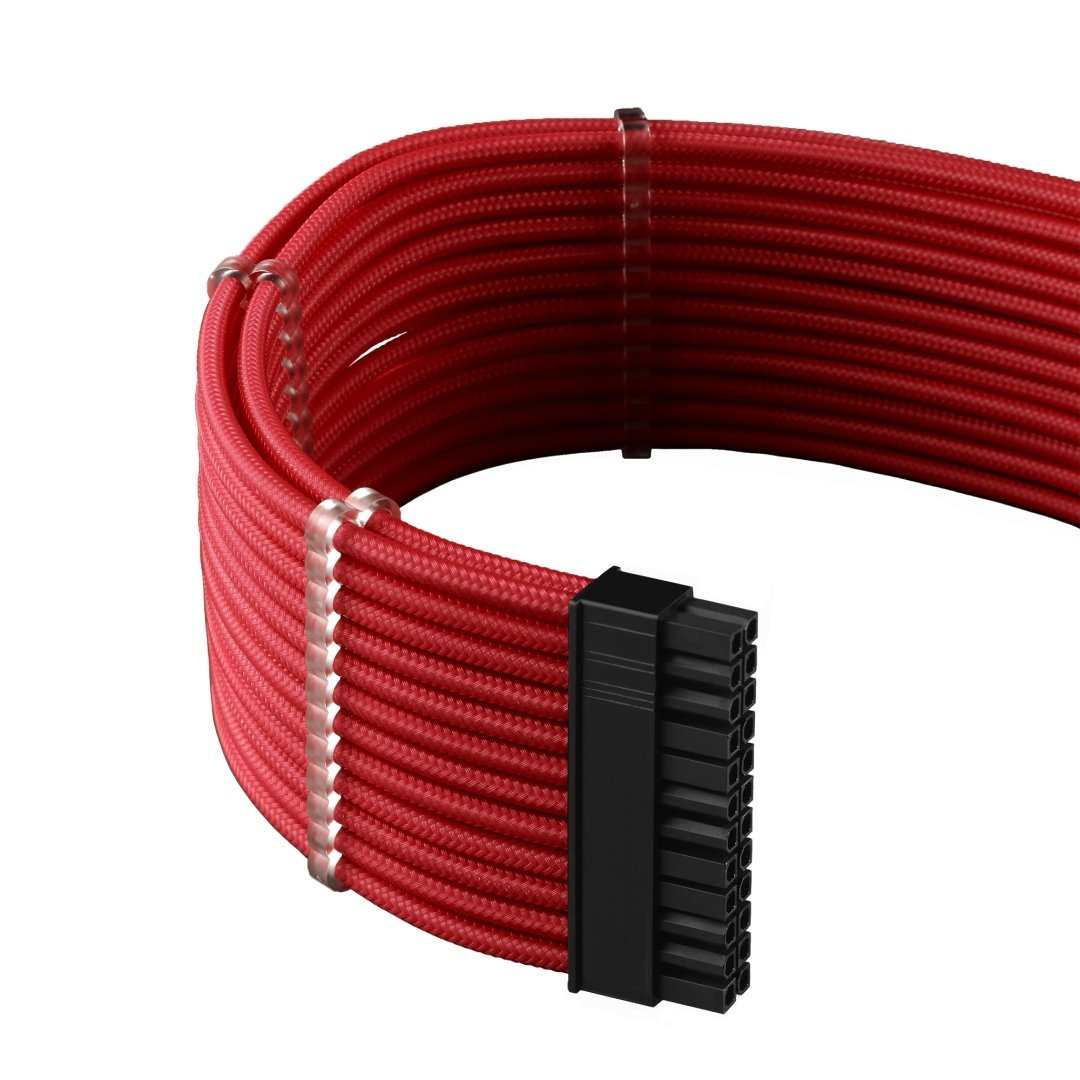 Cavo di alimentazione PC rosso con connettori neri. Sfondo bianco.