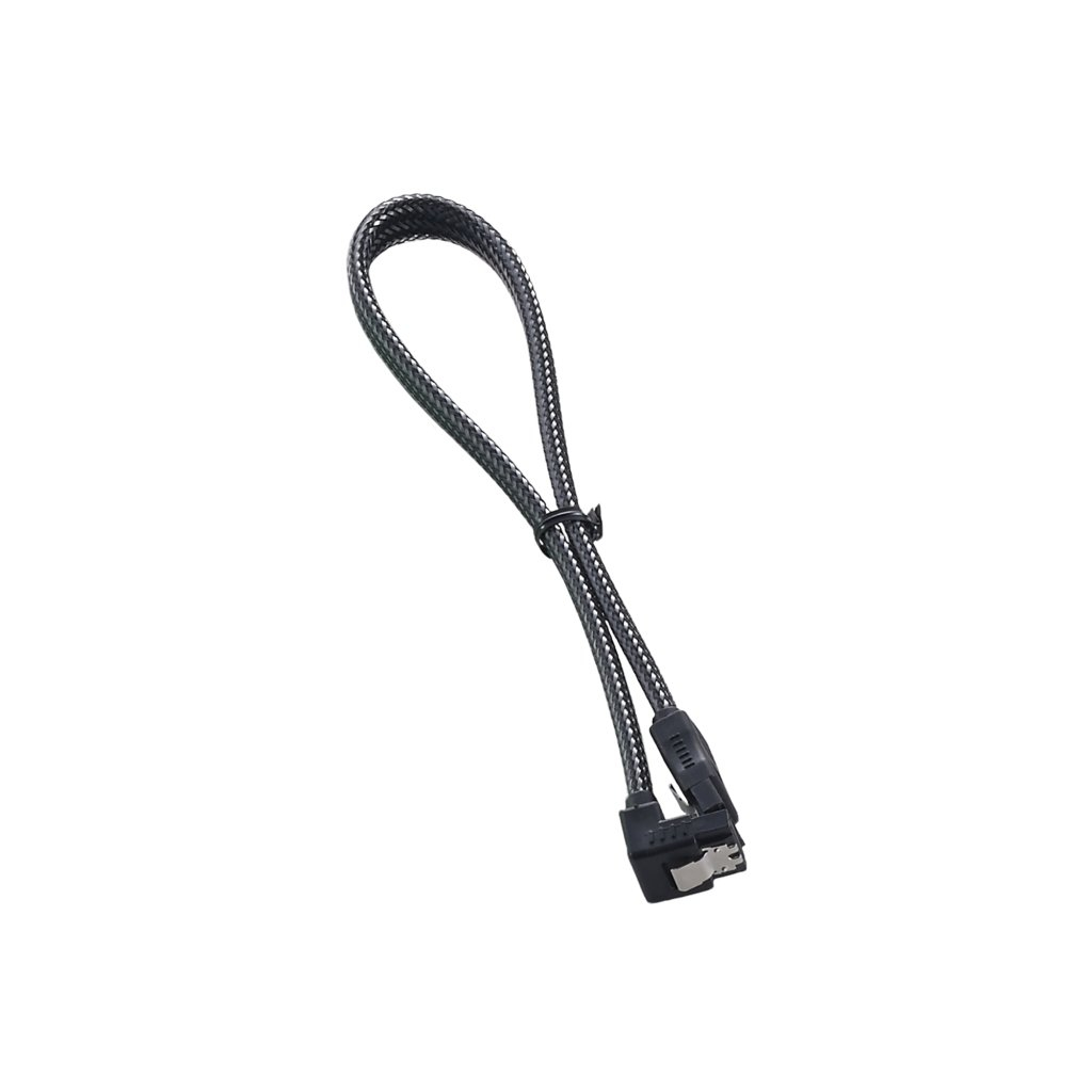 Un cavo SATA nero e grigio con connettori neri. Sfondo bianco.