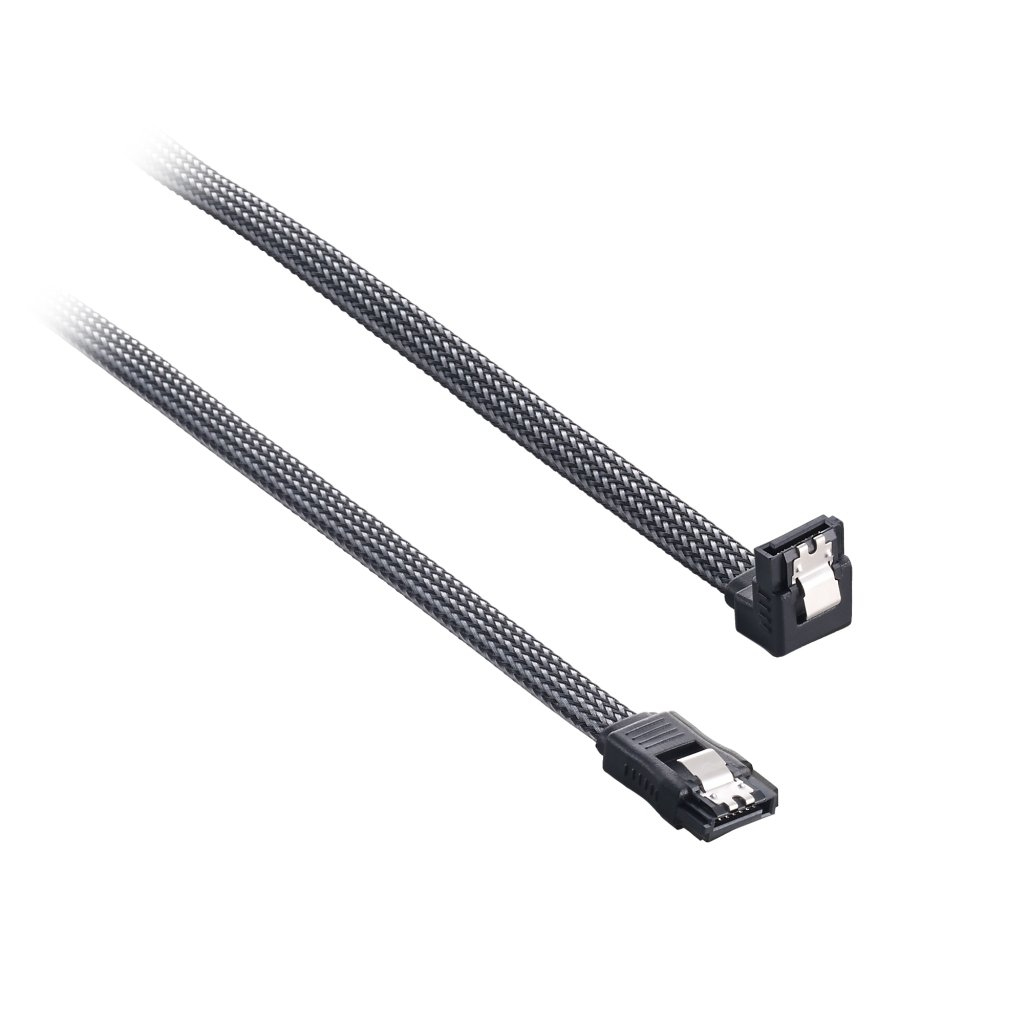 Cavo SATA grigio con connettori neri. Sfondo bianco.