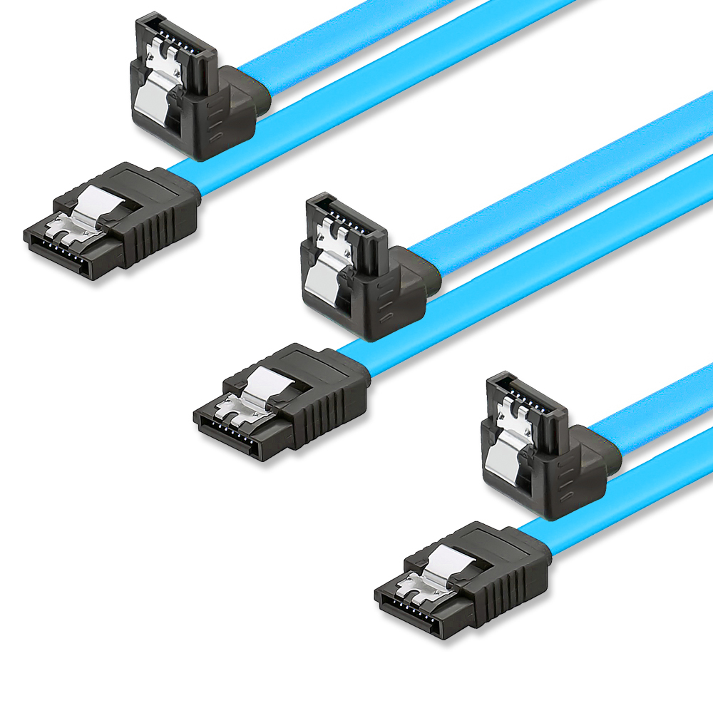 Trzy niebieskie kable SATA z czarnymi złączami. Widoczne złącza kątowe.