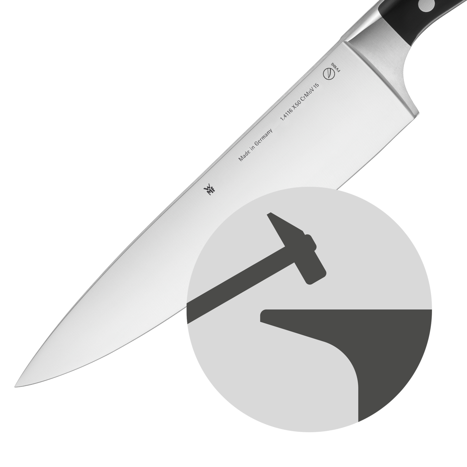 Nahaufnahme eines Kochmessers. Metallklinge mit Holzgriff. Weißer Hintergrund. Illustration auf der Klinge.