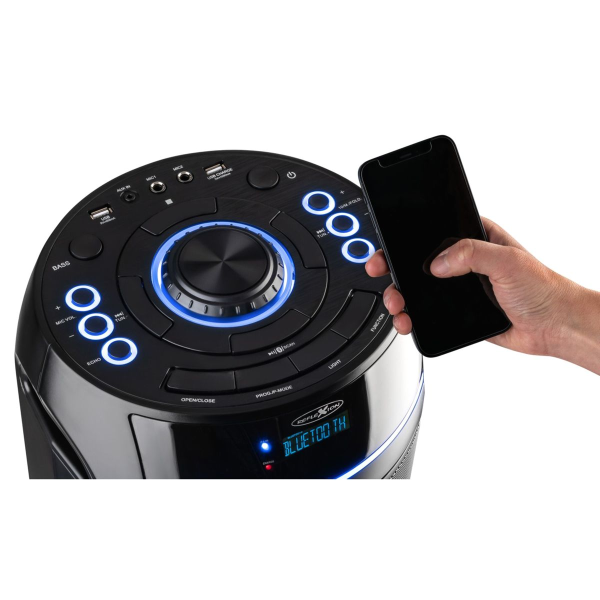 Ein schwarzer Lautsprecher mit einem Telefon in der Hand einer Person. Der Lautsprecher hat Knöpfe und ein Display.