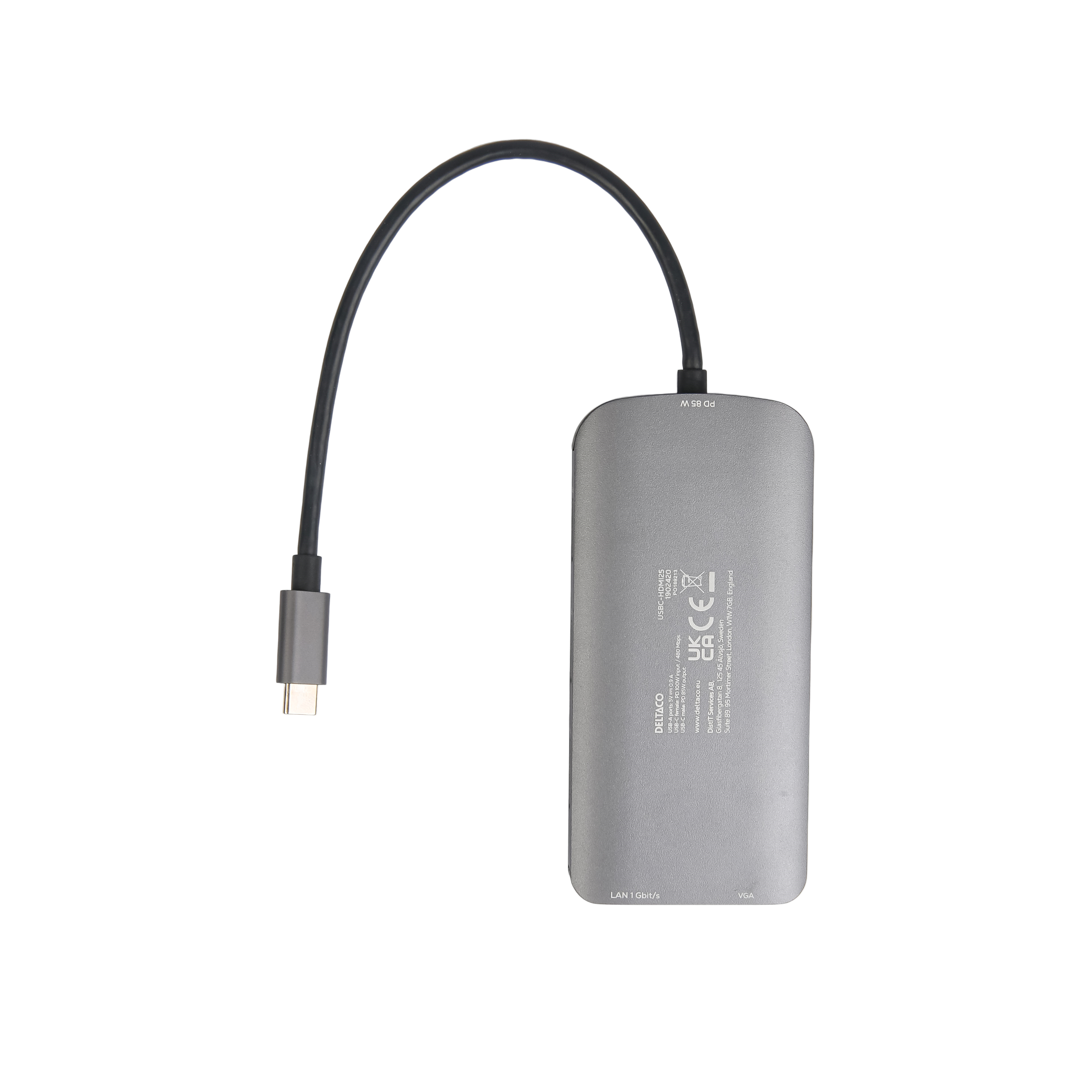 Un hub USB-C argentato con cavo nero e connettore USB-C. L'hub ha un'etichetta e porte.
