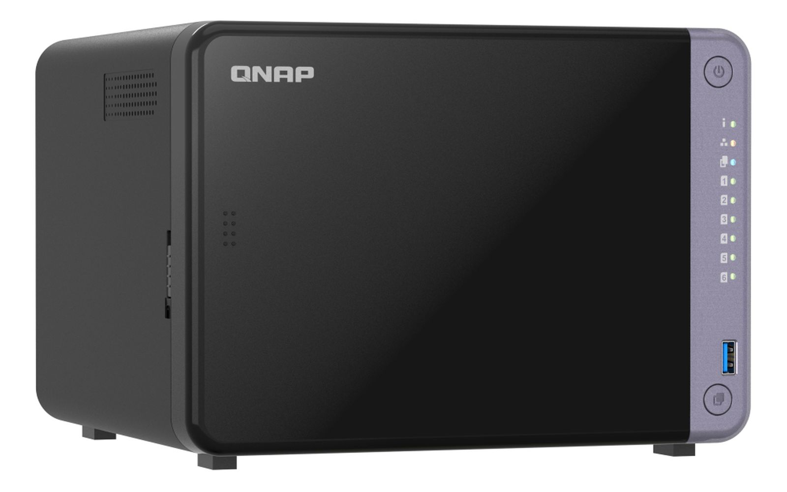 Un dispositivo NAS QNAP nero, vista angolata, con frontale nero e lato grigio con luci e USB.