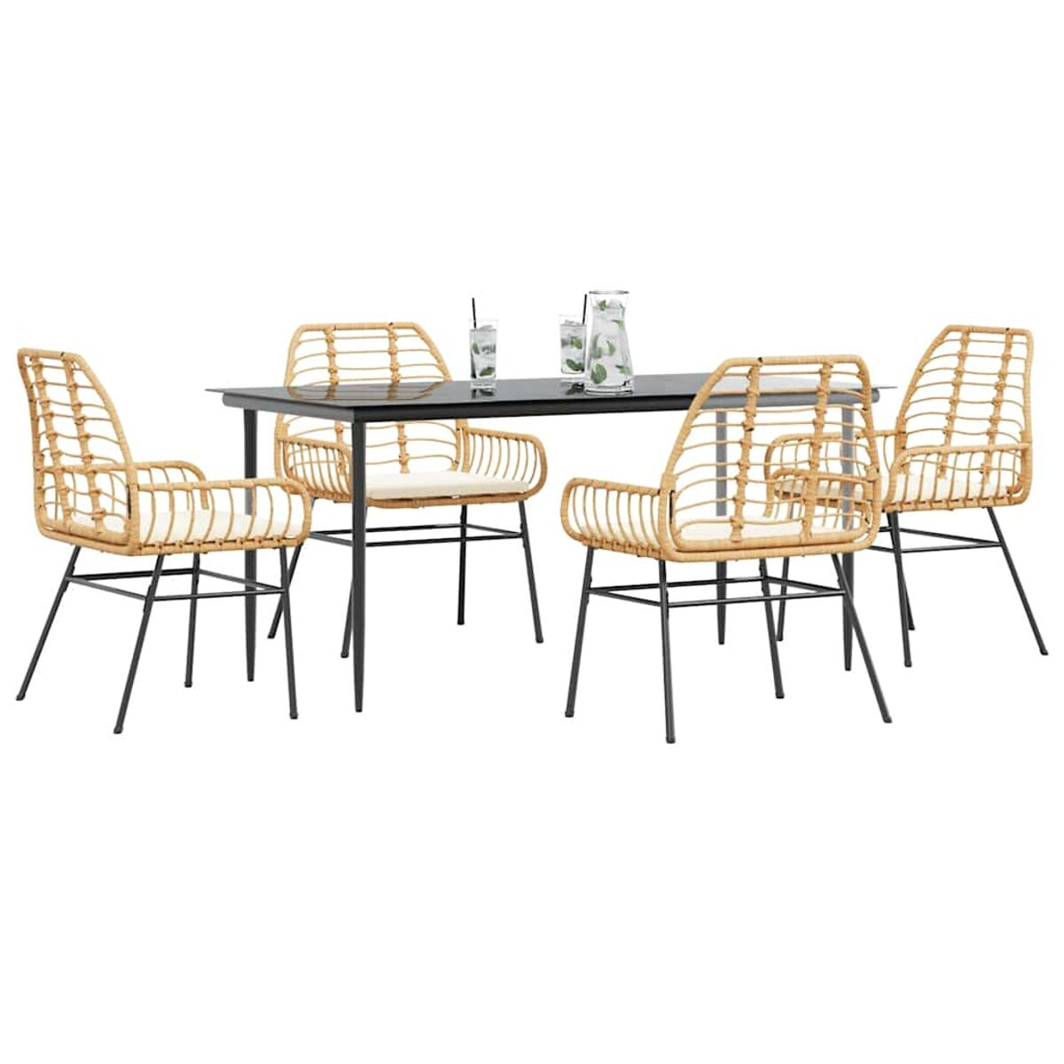 Set da pranzo per esterni con tavolo nero e quattro sedie in rattan su sfondo bianco.