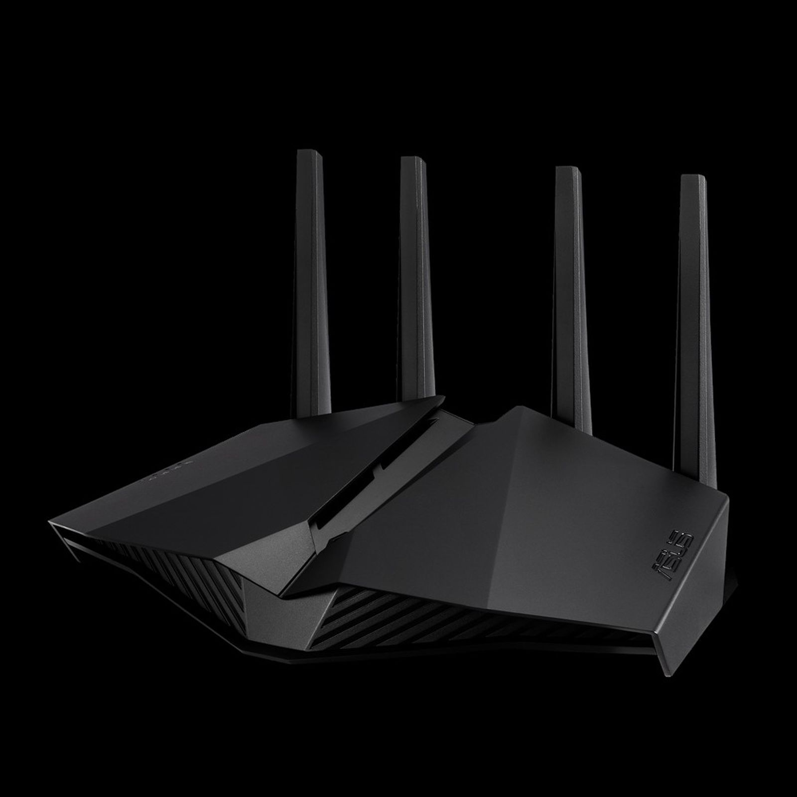 Enrutador negro con 4 antenas. El enrutador está sobre una superficie negra. Fondo oscuro.