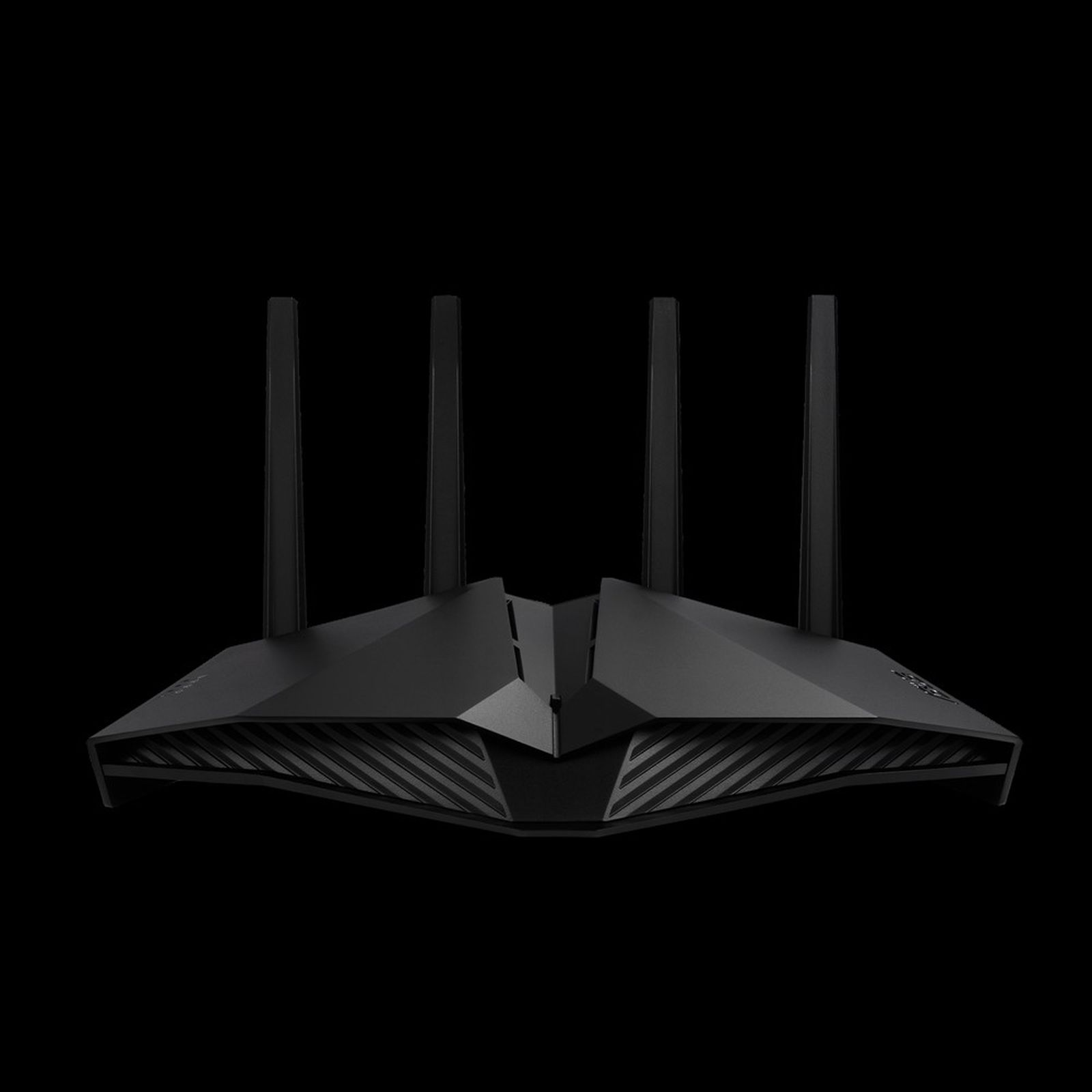 Router negro con cuatro antenas. Toma en ángulo contra un fondo negro. Diseño moderno y elegante.