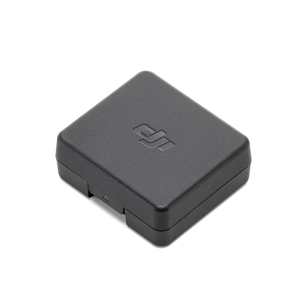 Un estuche DJI pequeño, negro y cuadrado con el logotipo de DJI grabado en la superficie superior.