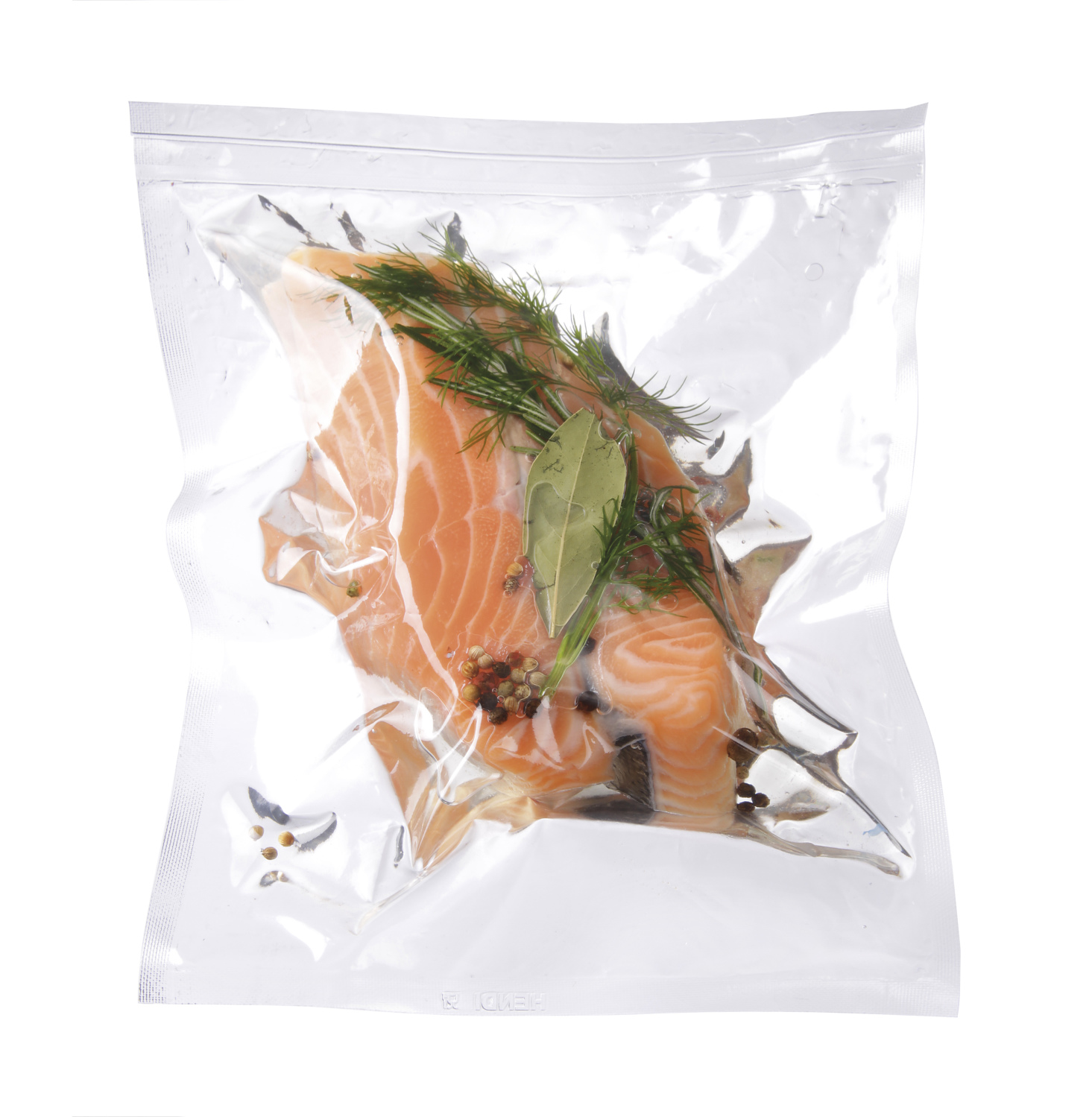 Vakuumbeutel mit Lachs, Kräutern und Gewürzen.