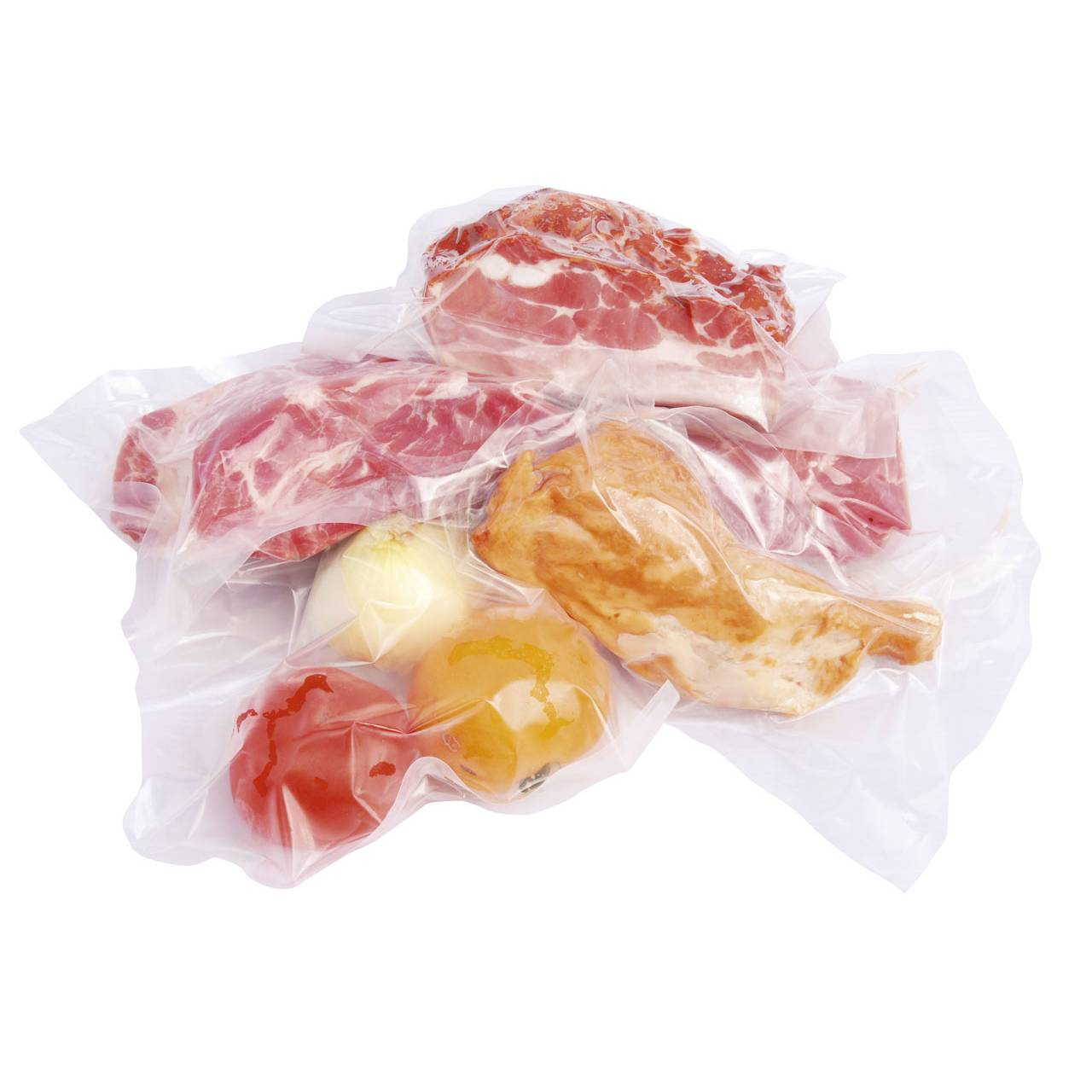 Vakuumverpackung mit verschiedenen Fleisch- und Gemüsesorten auf weißem Untergrund.