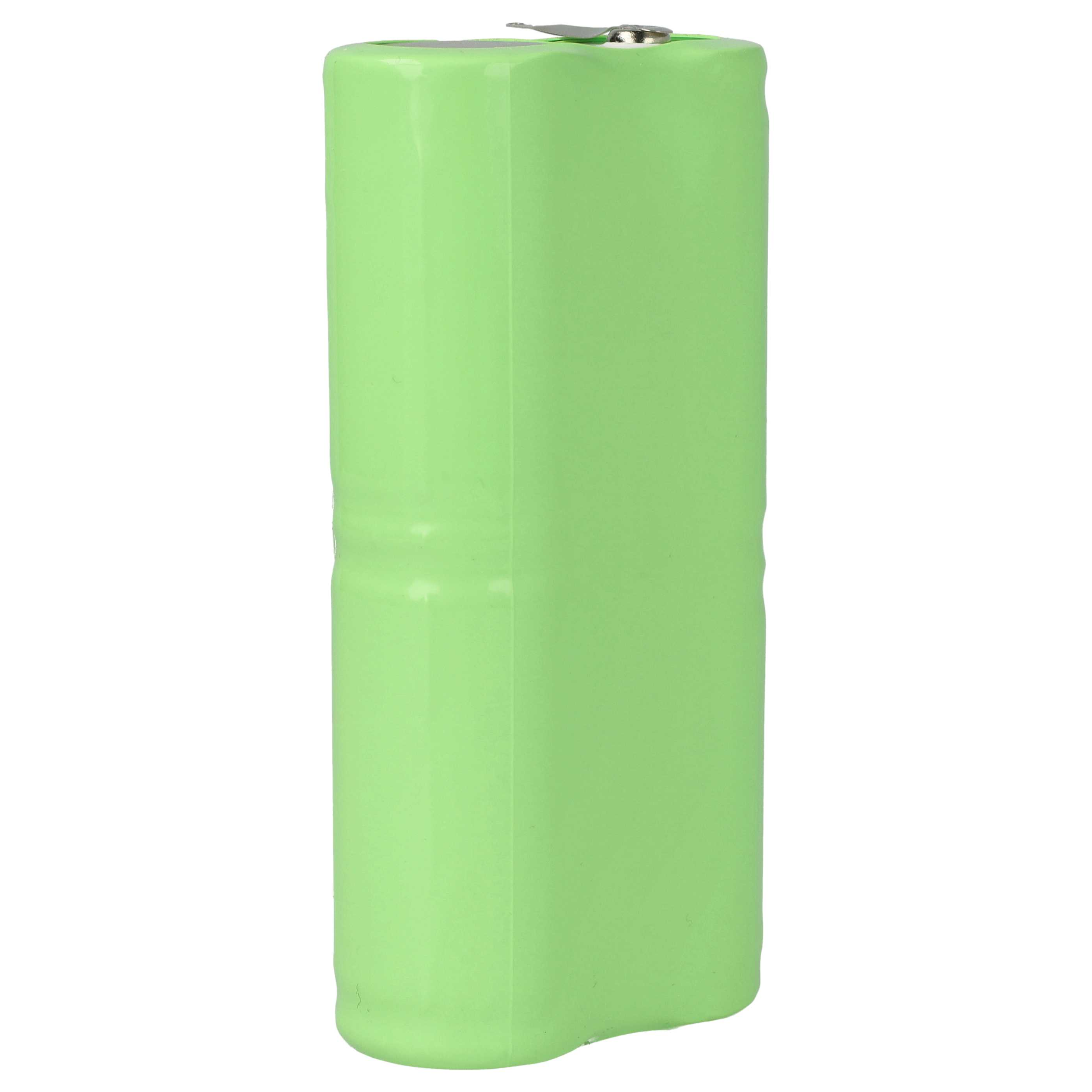Grüne zylindrische Batterie mit Metallkappe. Weißer Hintergrund.