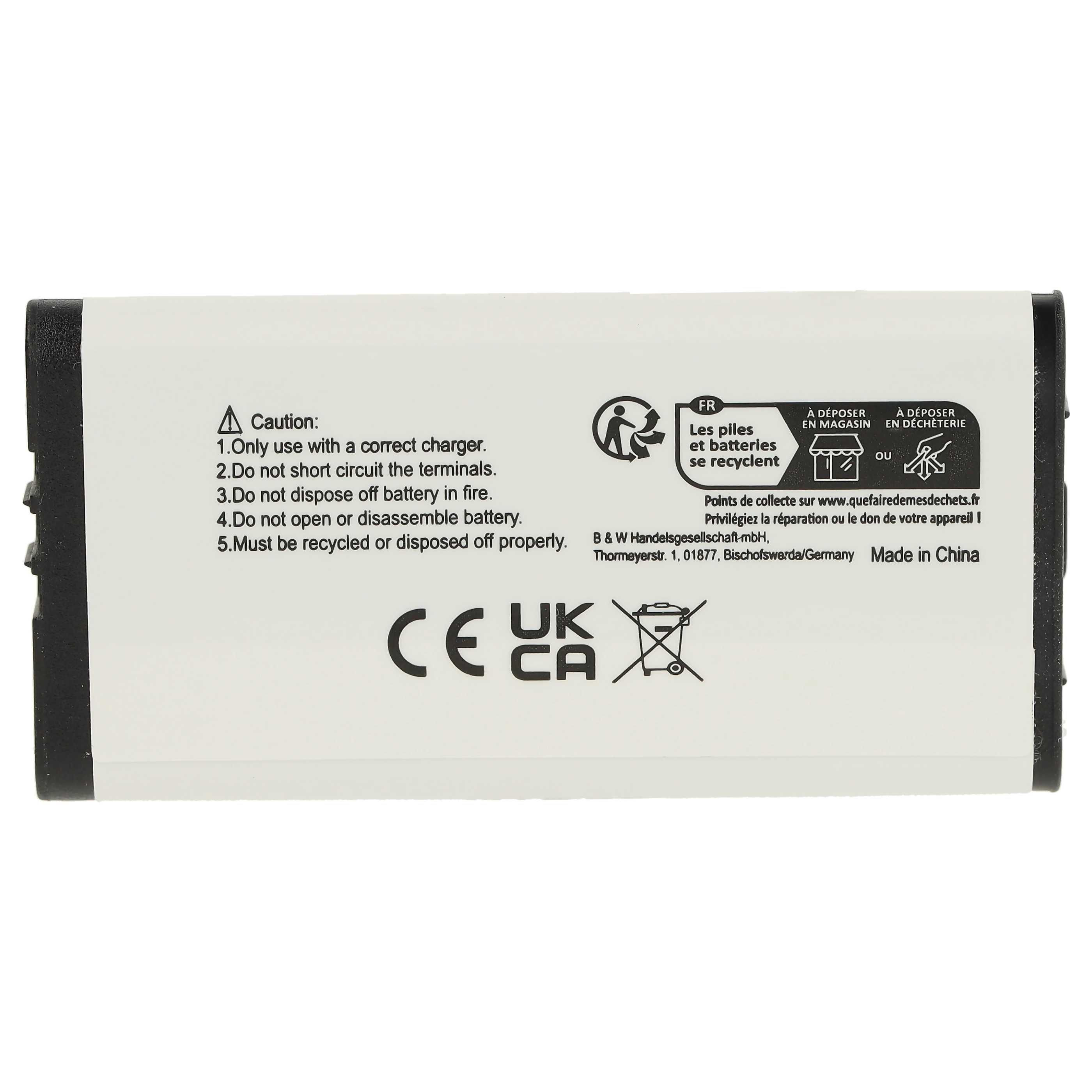 Kleine Batterie mit Text und Recycling-Symbolen. Weißer Hintergrund. Text in mehreren Sprachen.