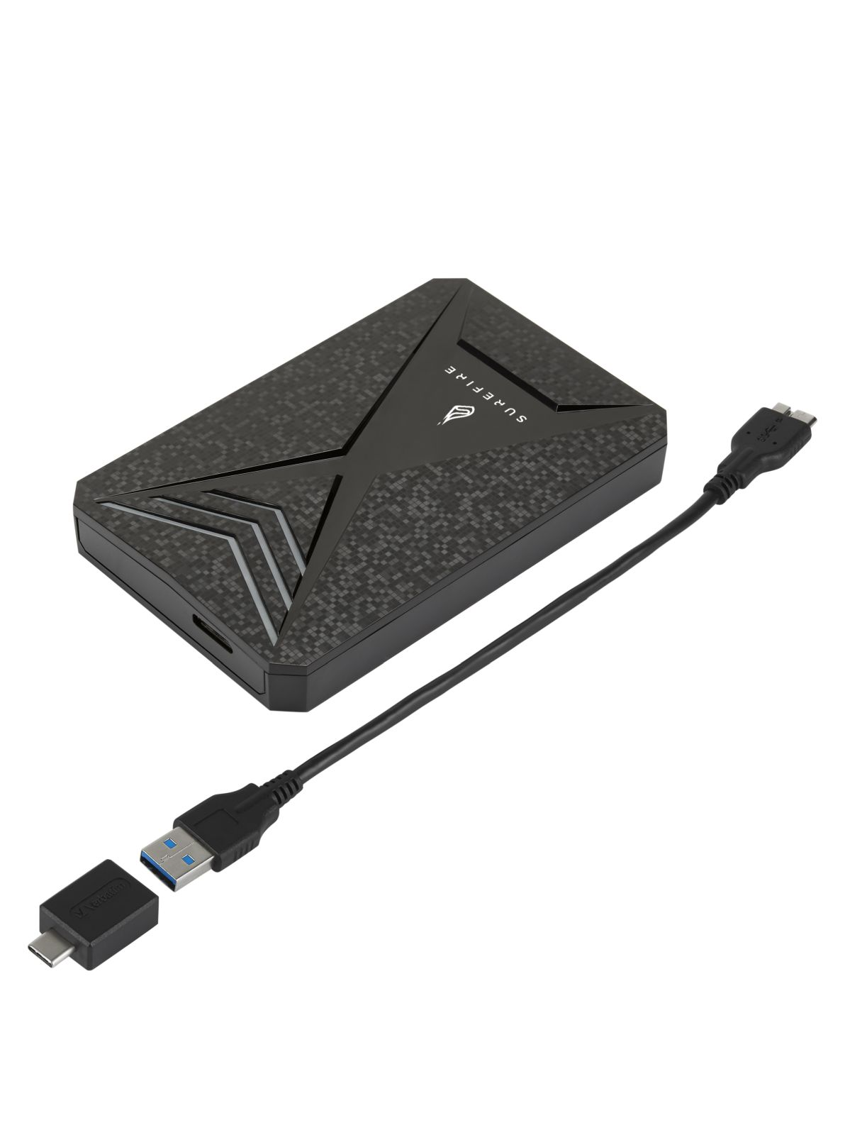 Czarny zewnętrzny dysk twardy SureFire. Podłączony do kabla USB i adaptera USB-C. Białe tło.