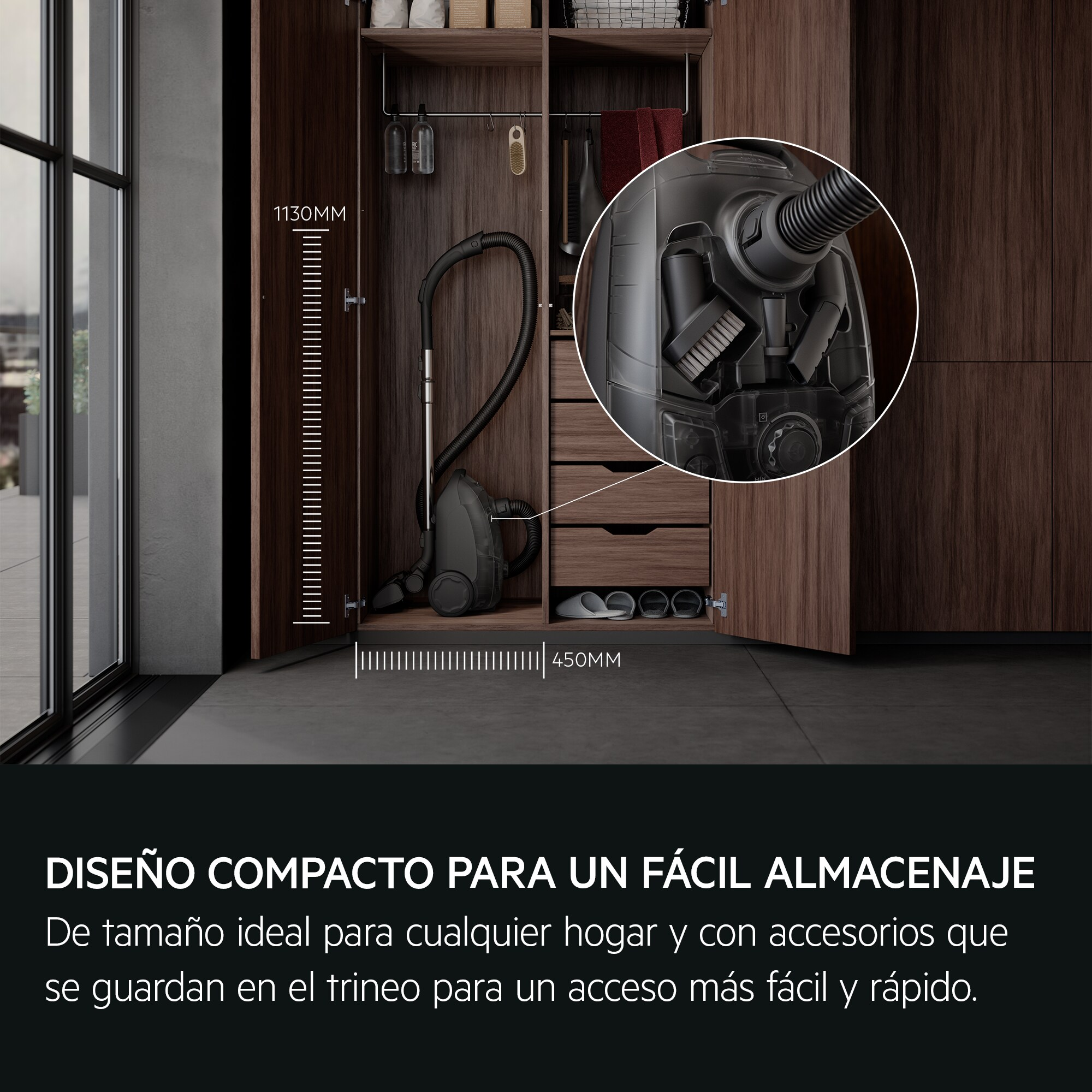 Una aspiradora compacta guardada en un armario, con manguera y accesorios.