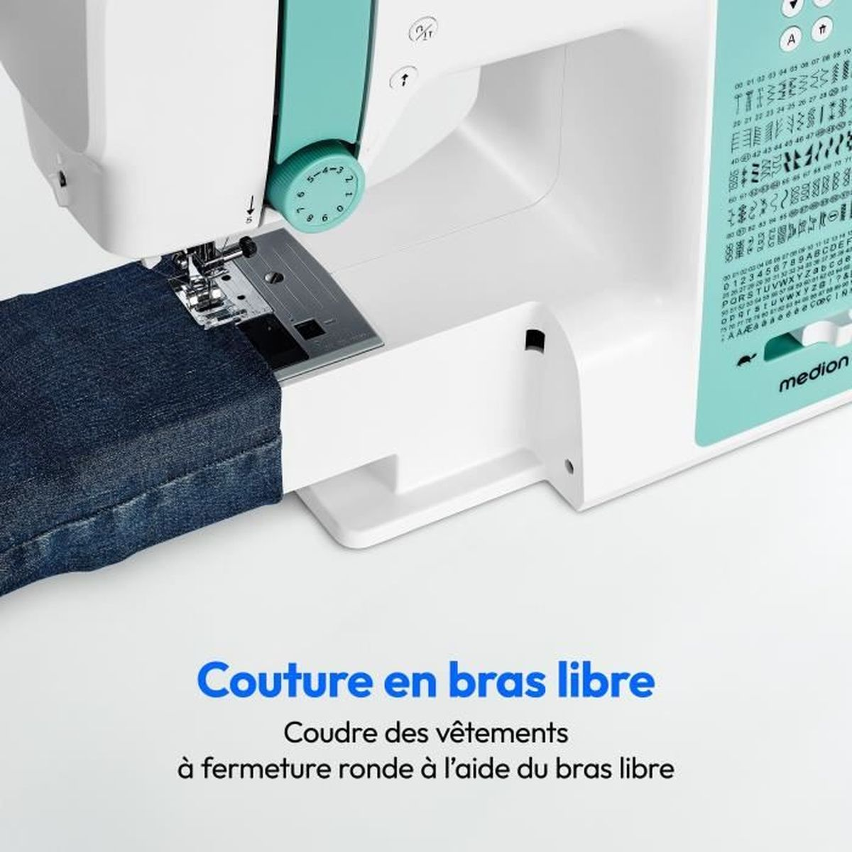 Maszyna do szycia i tkanina dżinsowa. Biała maszyna z turkusowymi akcentami. Niebieska nakładka tekstowa.