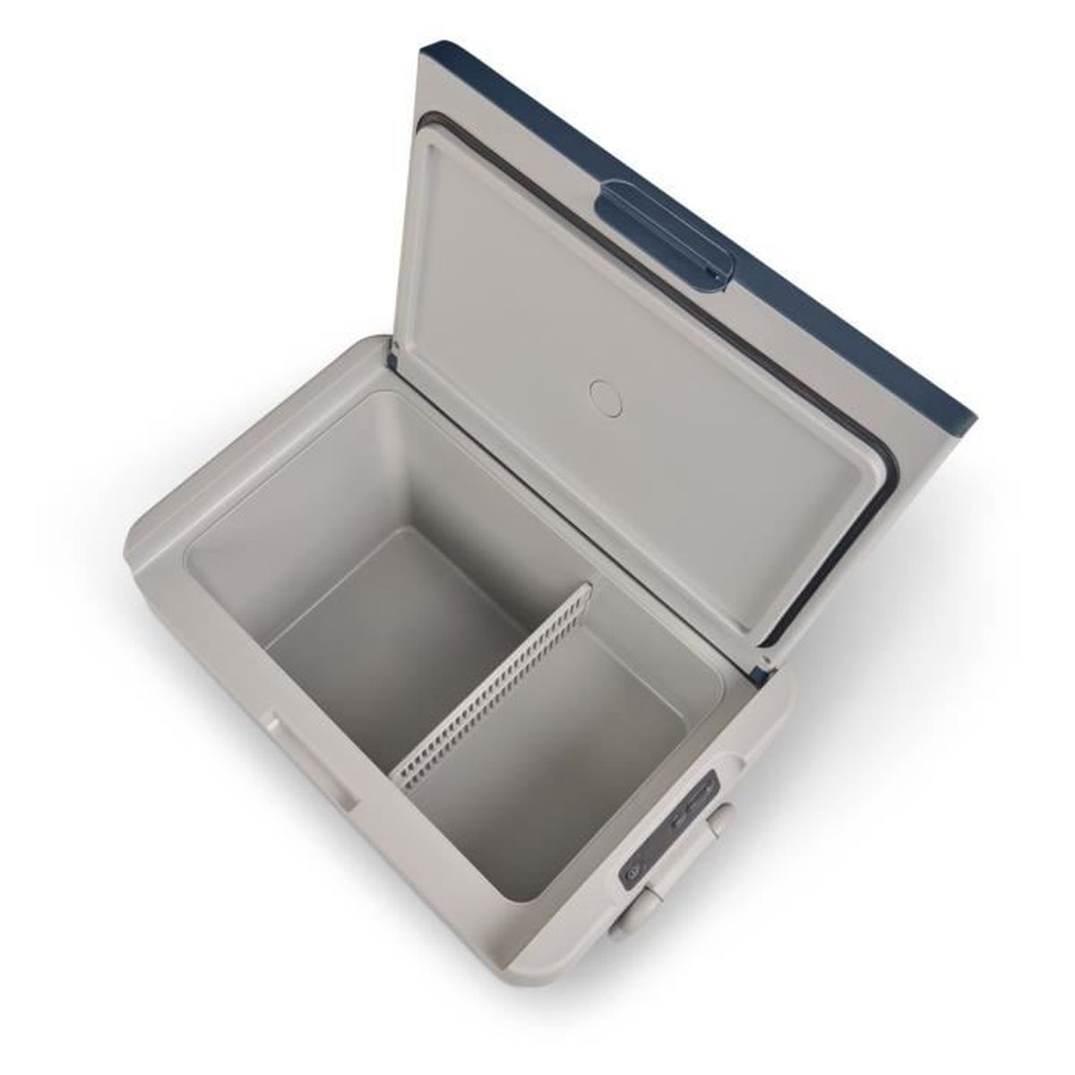 Otwarta, szara lodówka. Pokrywa częściowo otwarta. Dwie komory w środku. Białe tło.