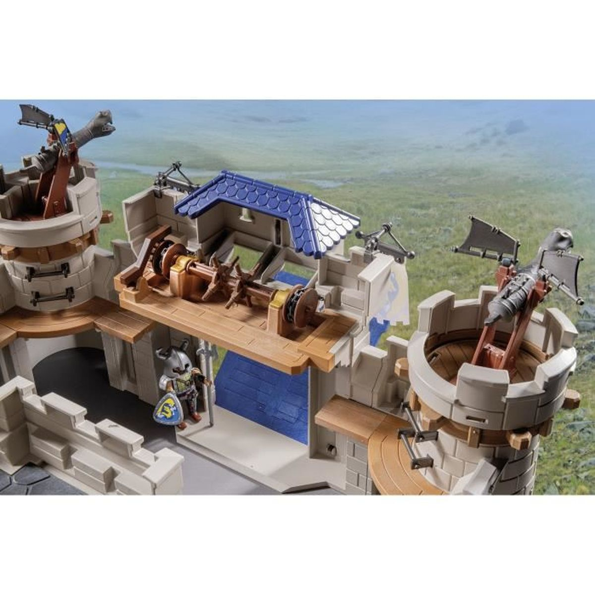 Vista dettagliata di un castello giocattolo con cannoni, una figura di cavaliere e dettagli architettonici.