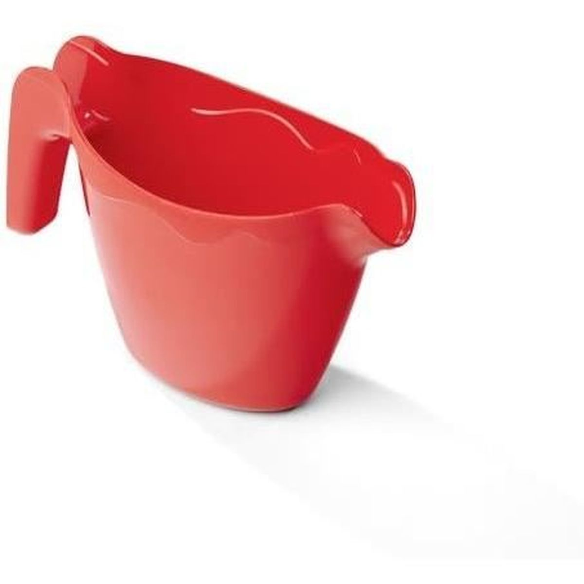 Ein roter Plastik-Messbecher mit Henkel steht auf einer weißen Oberfläche und wirft einen Schatten.
