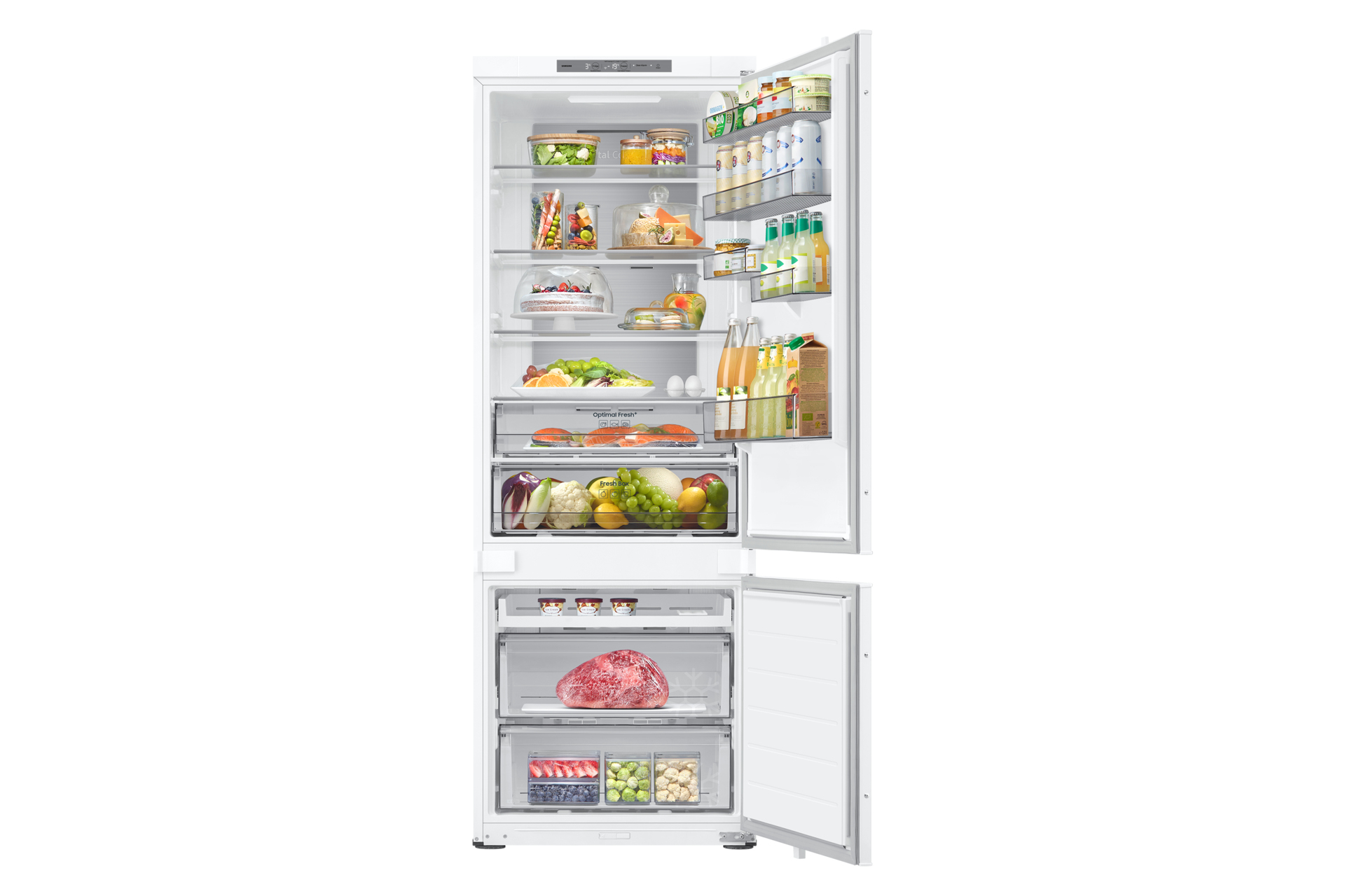 Un réfrigérateur blanc ouvert avec de la nourriture à l'intérieur. Les étagères sont remplies d'aliments. Le fond est blanc.