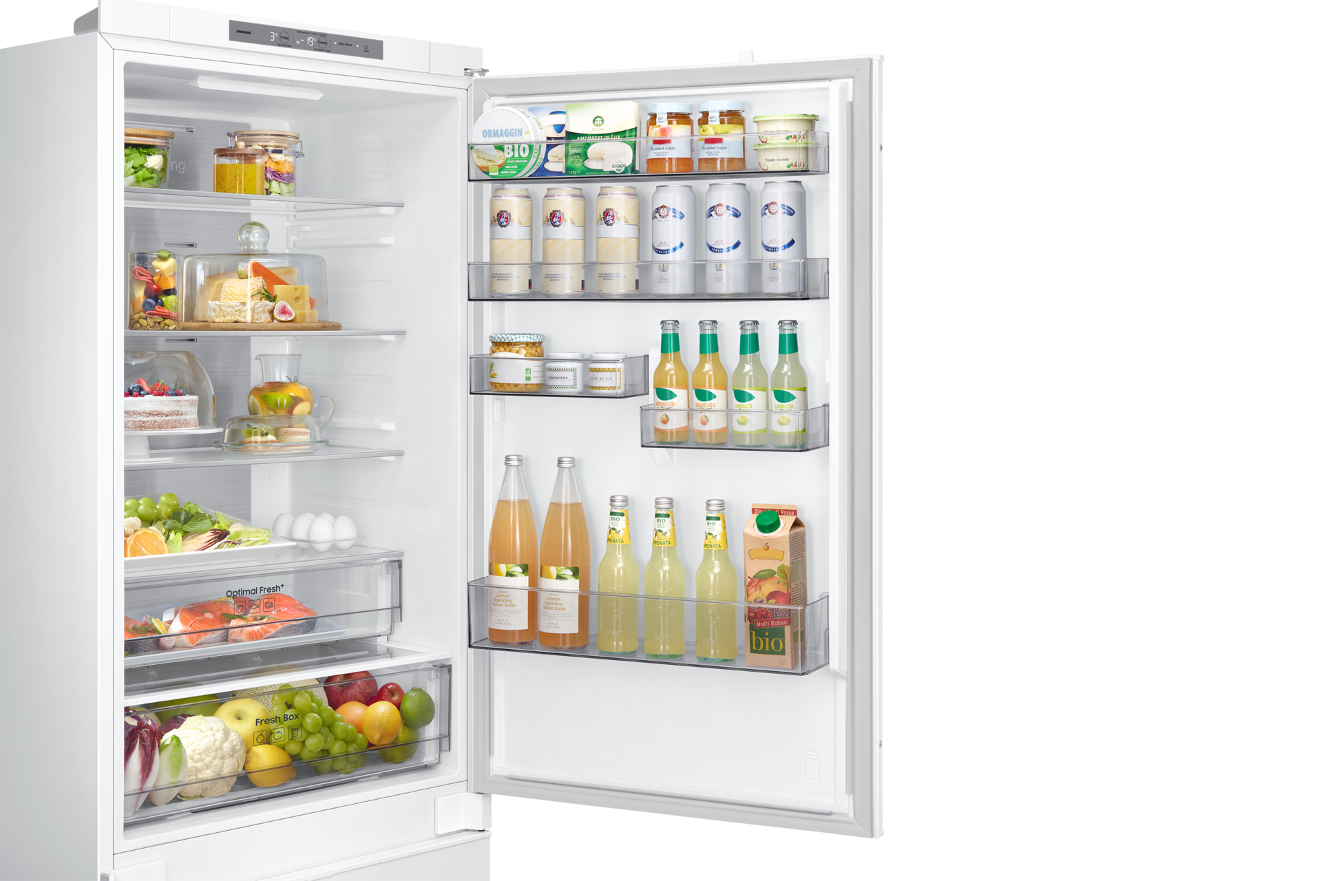 Un réfrigérateur avec la porte ouverte, montrant des étagères remplies d'aliments tels que des boissons et des produits.
