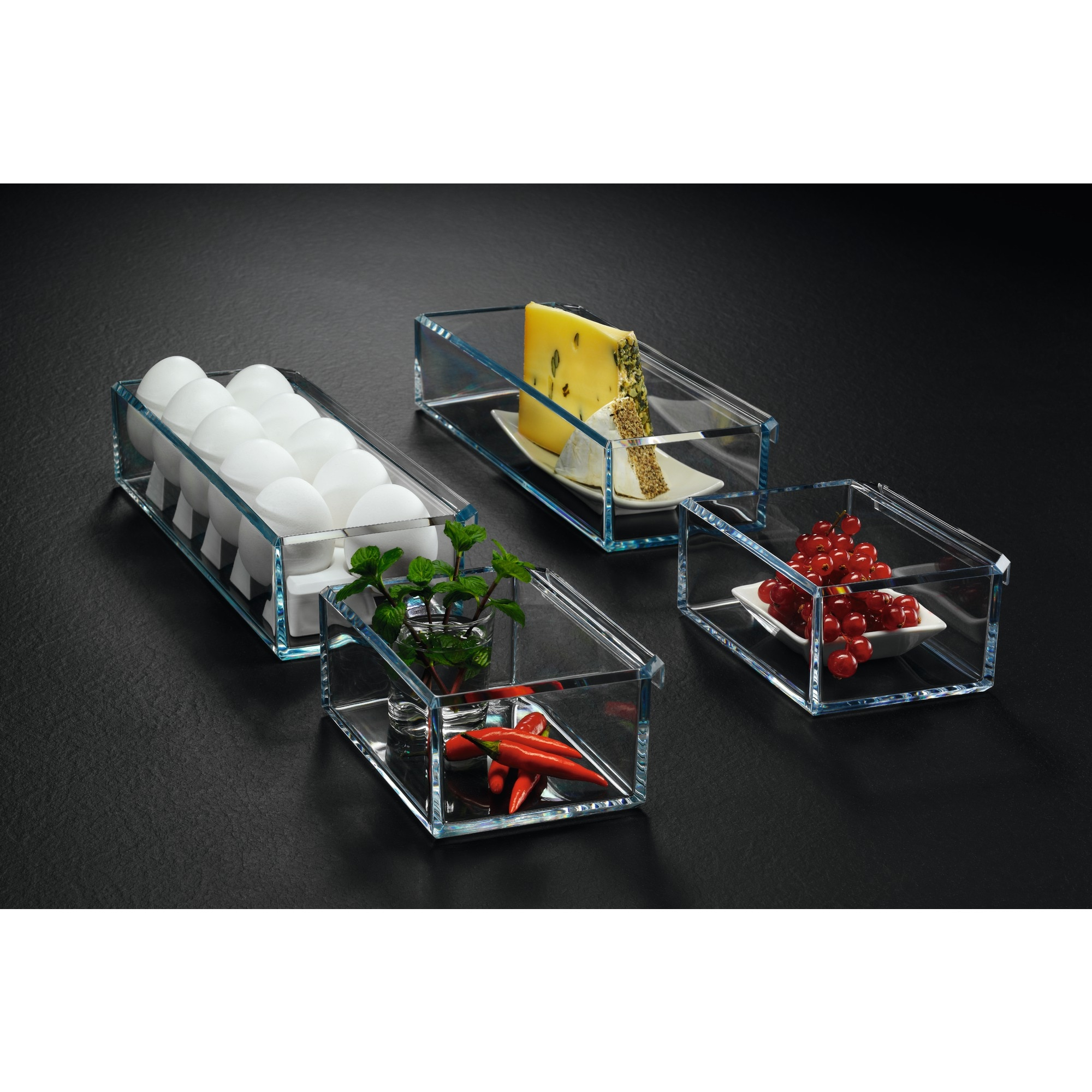 Szklane pojemniki z jedzeniem. Jajka, ser, czerwone jagody i mięta.