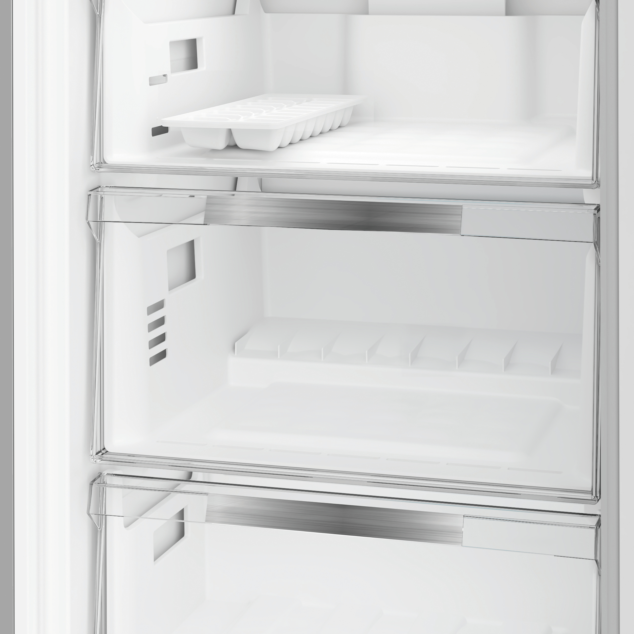Offener Kühlschrank mit leeren weißen Regalen und Eiswürfelschale im oberen Bereich.