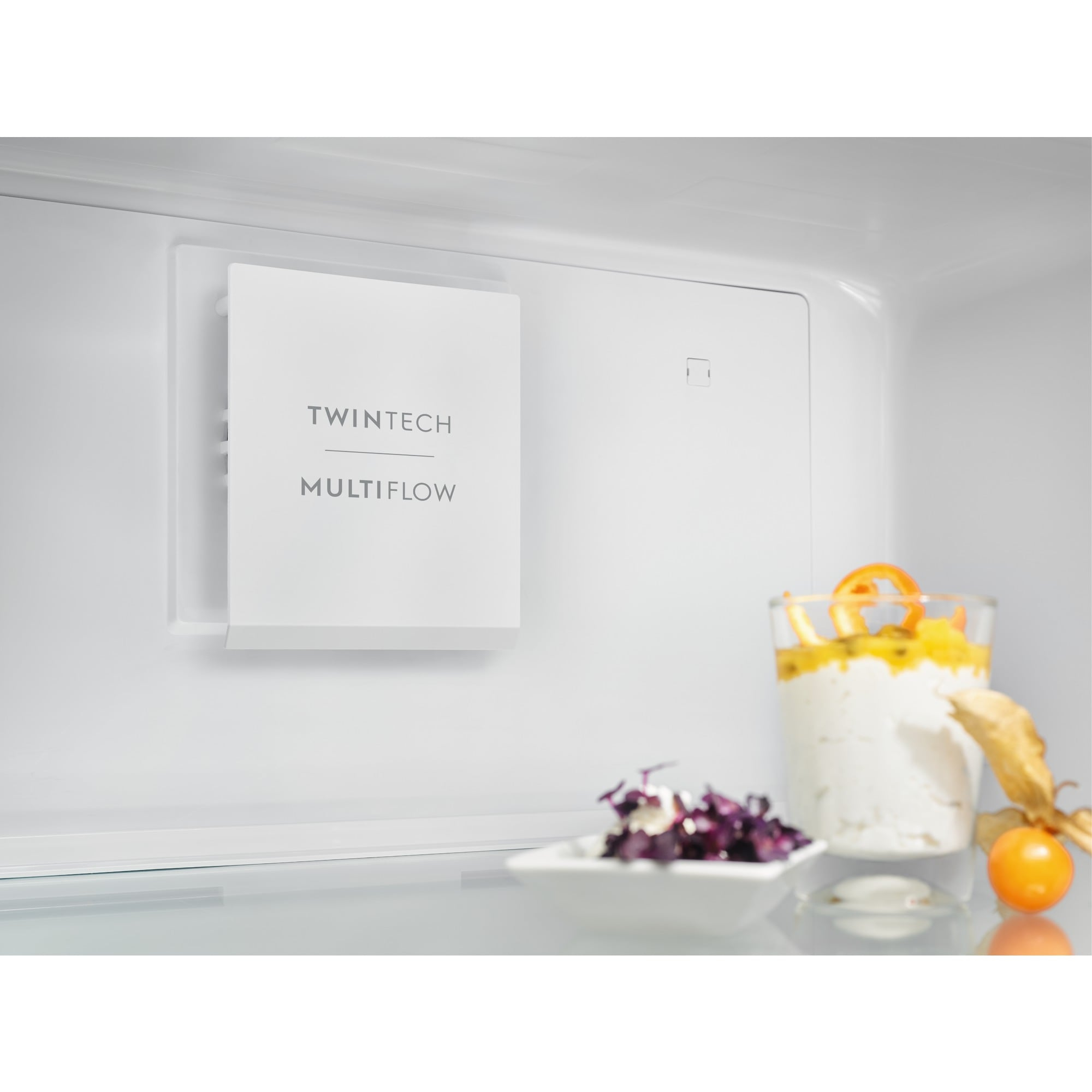 Dentro del frigorífico: un panel Twintch Multiflow y artículos en la puerta y estantes.