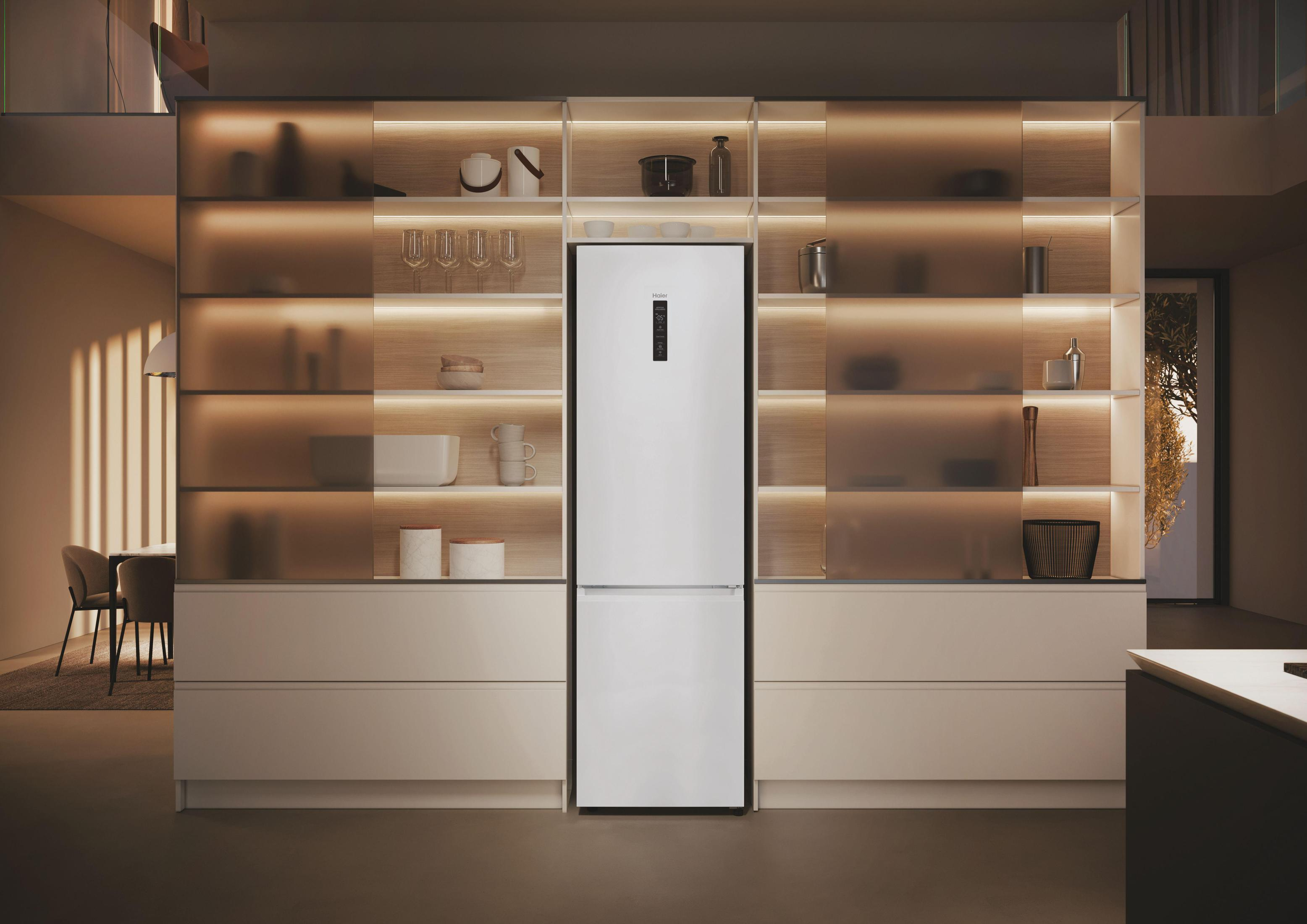 Una cocina moderna con un refrigerador blanco. El refrigerador está en un mueble con luces.