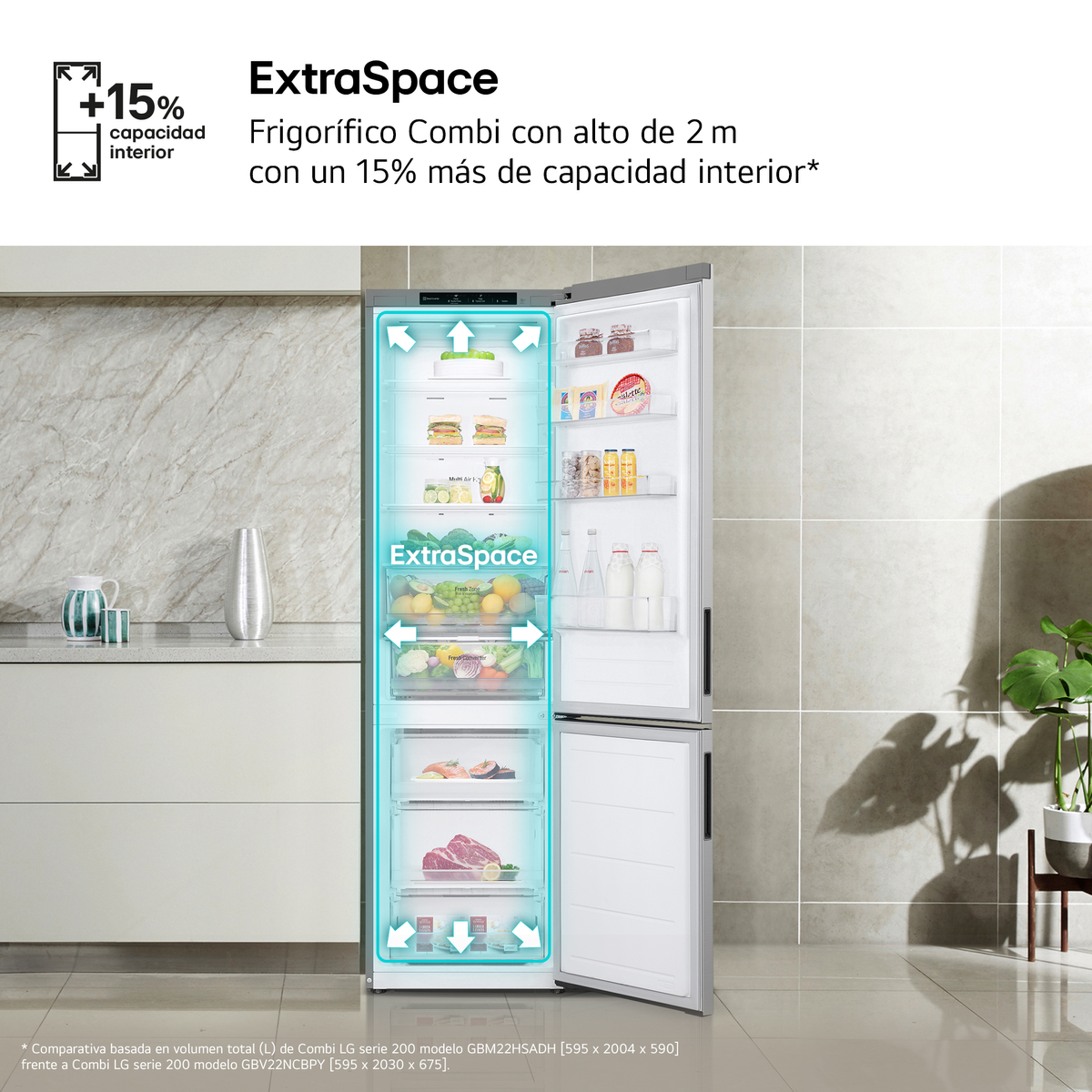 Un frigorifero con la porta aperta, che mostra l'interno con alimenti e funzionalità extra spazio.