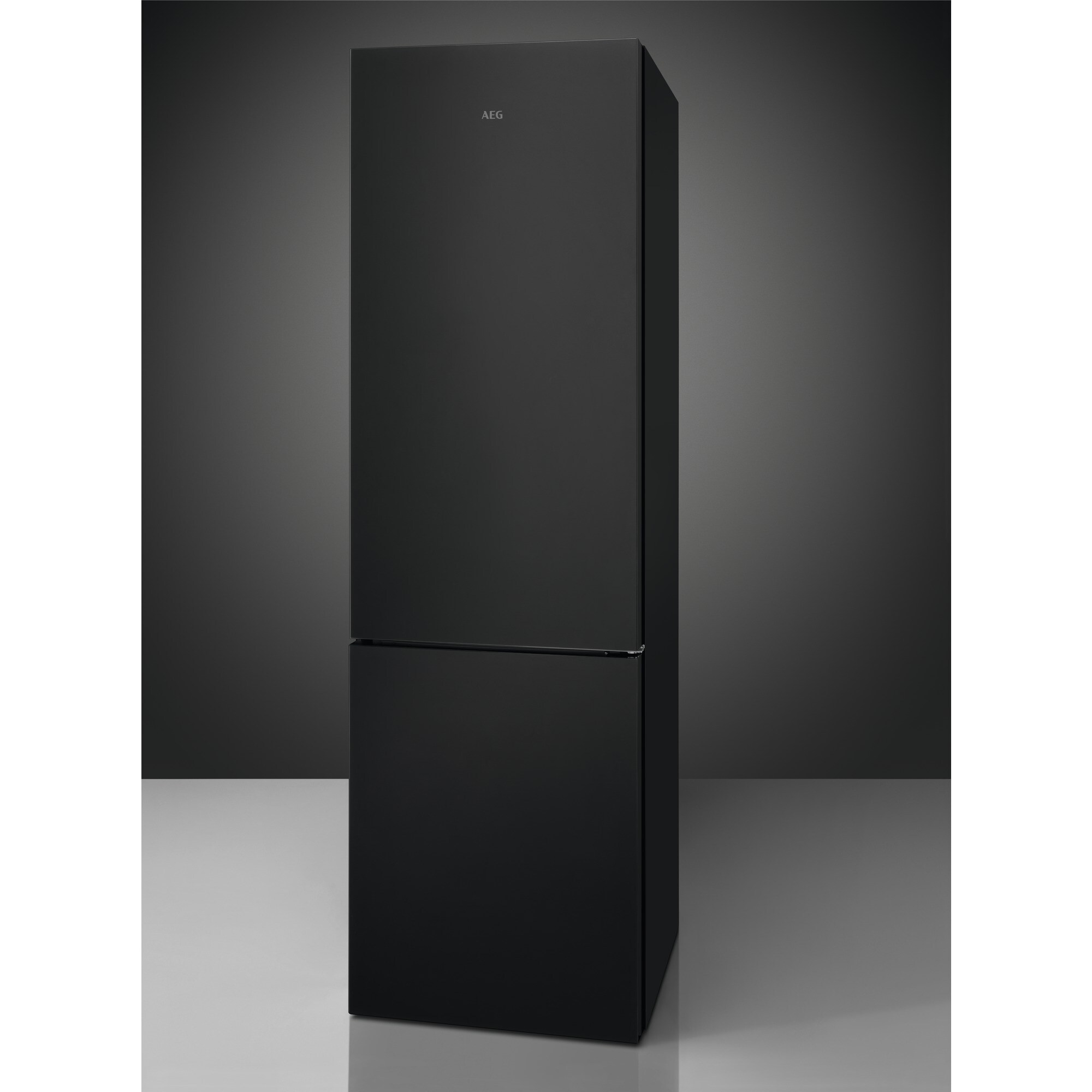 Refrigerador negro sobre fondo oscuro, diseño de dos puertas.