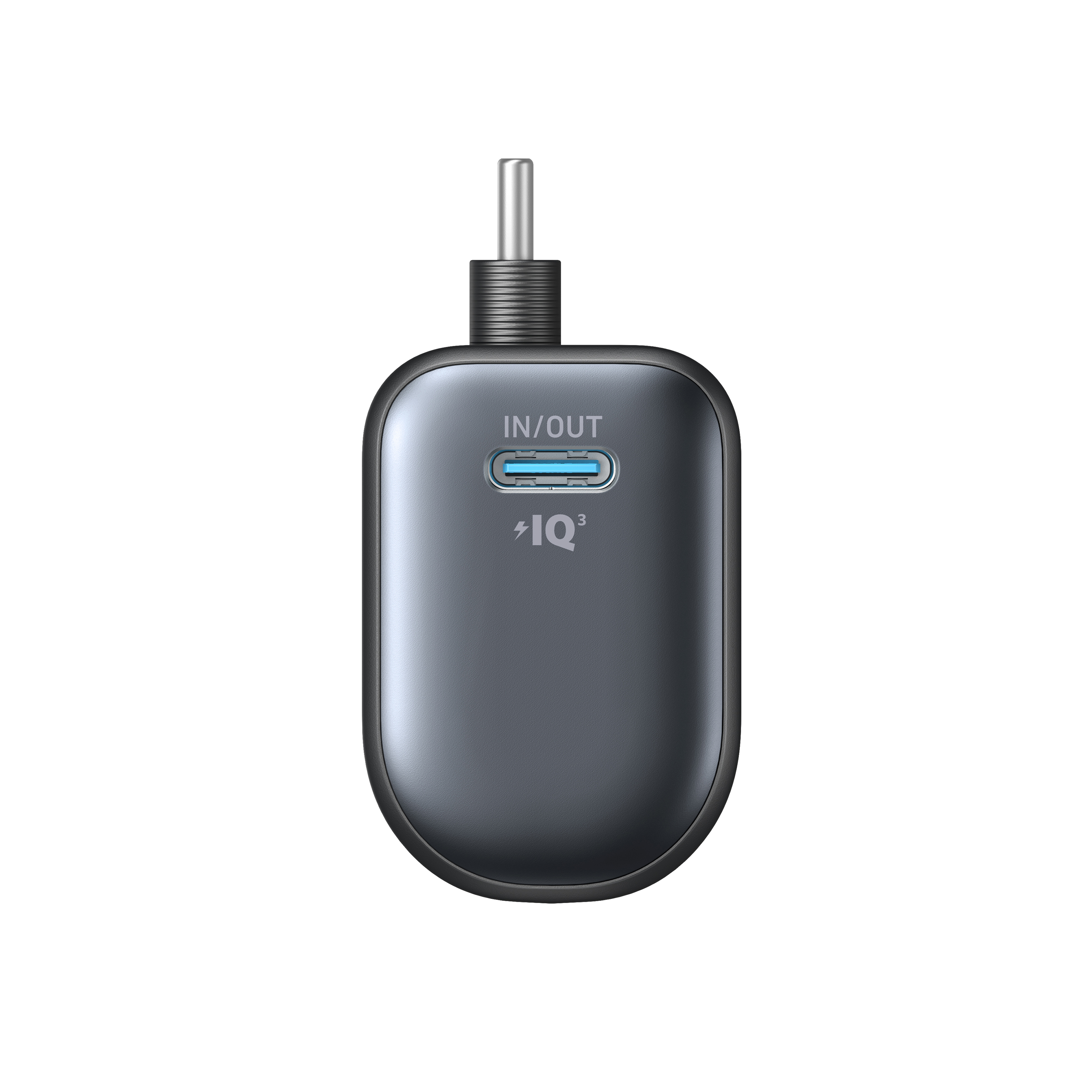 Ein schwarz-graues Ladegerät mit dem Text IN/OUT und IQ3. Es hat einen silbernen Stecker oben.
