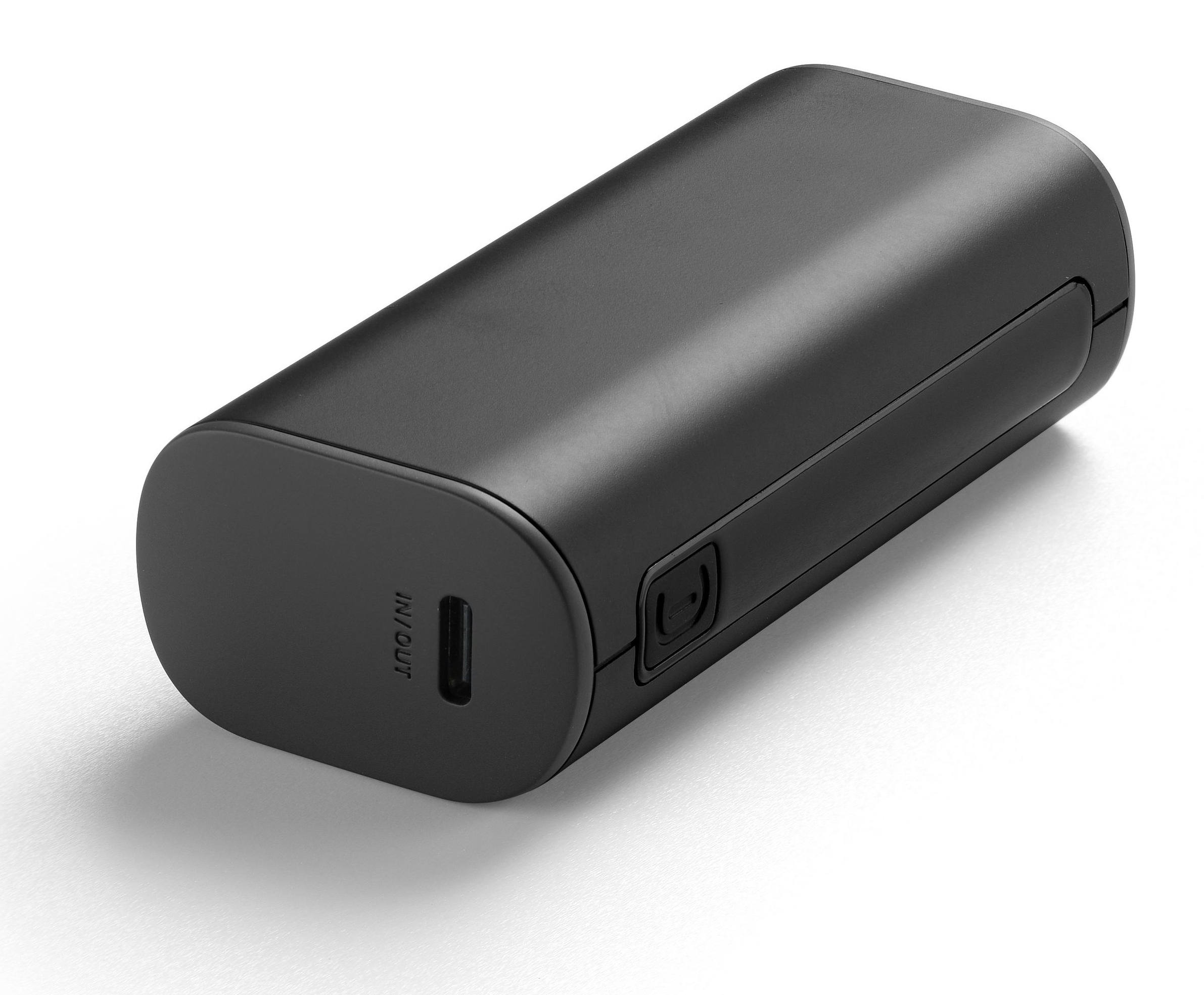 Eine schwarze, zylindrische Powerbank mit USB-Anschluss und Power-Taste an der Seite.