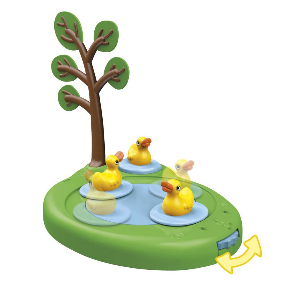Zabawka z kaczkami na wodzie. Drzewo i żółta strzałka wskazująca obrót.