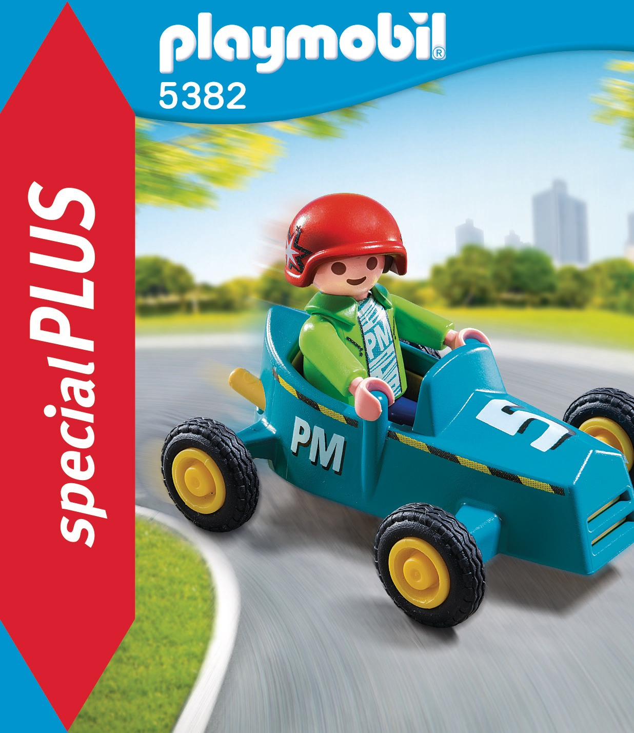 Zabawkowe auto Playmobil z kierowcą w czerwonym kasku.
