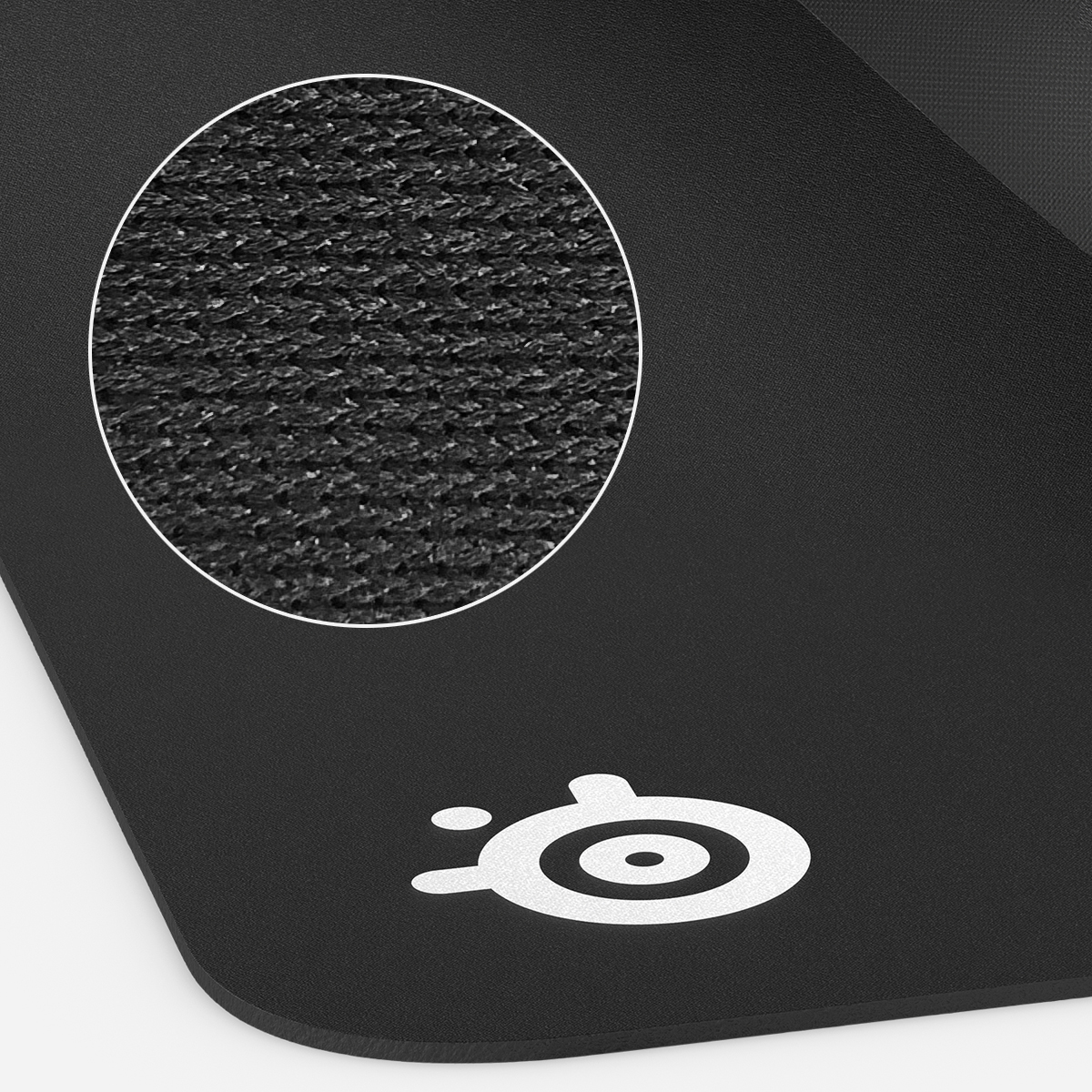 Tapis de souris noir avec une vue agrandie de sa surface texturée et un logo blanc.