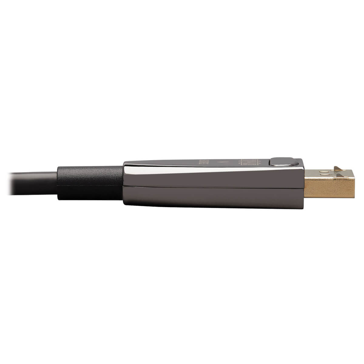 Zbliżenie złącza USB z czarnym kablem na białym tle.