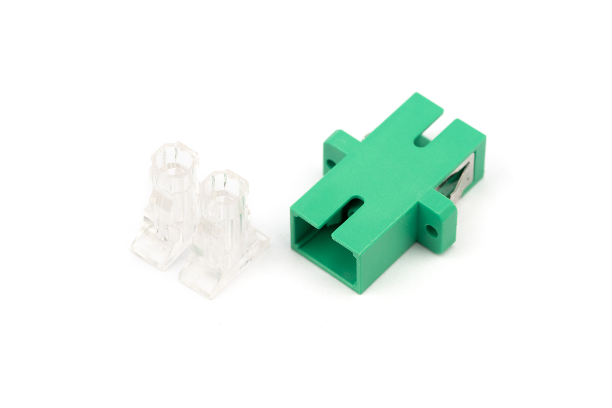 Adattatore per fibra ottica verde e due connettori in plastica trasparente.