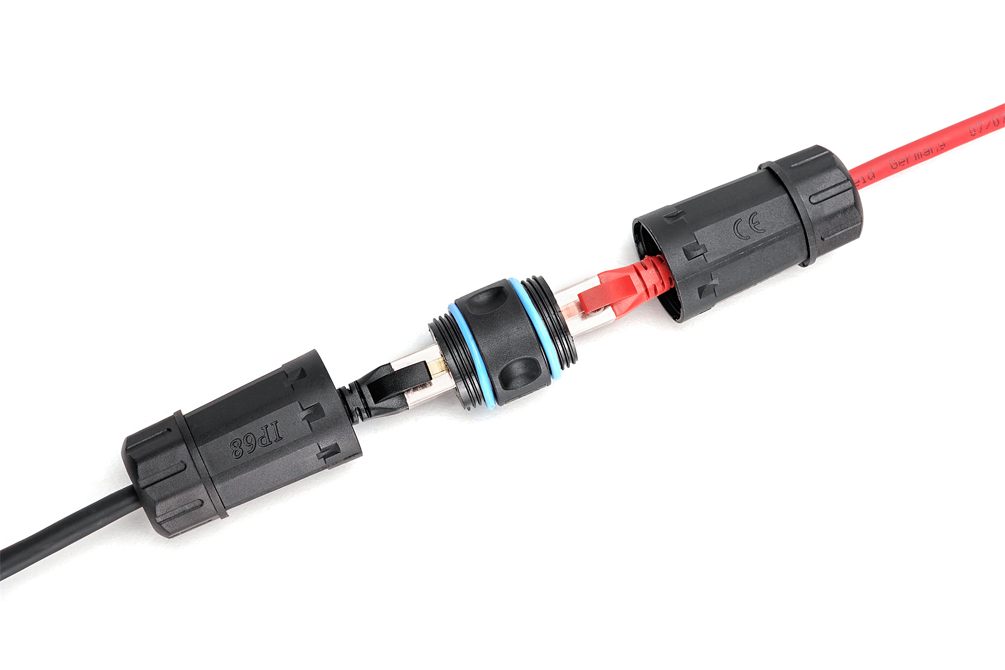 Czarny i czerwony złącza kabla sieciowego. Jeden jest podłączony do czerwonego kabla.