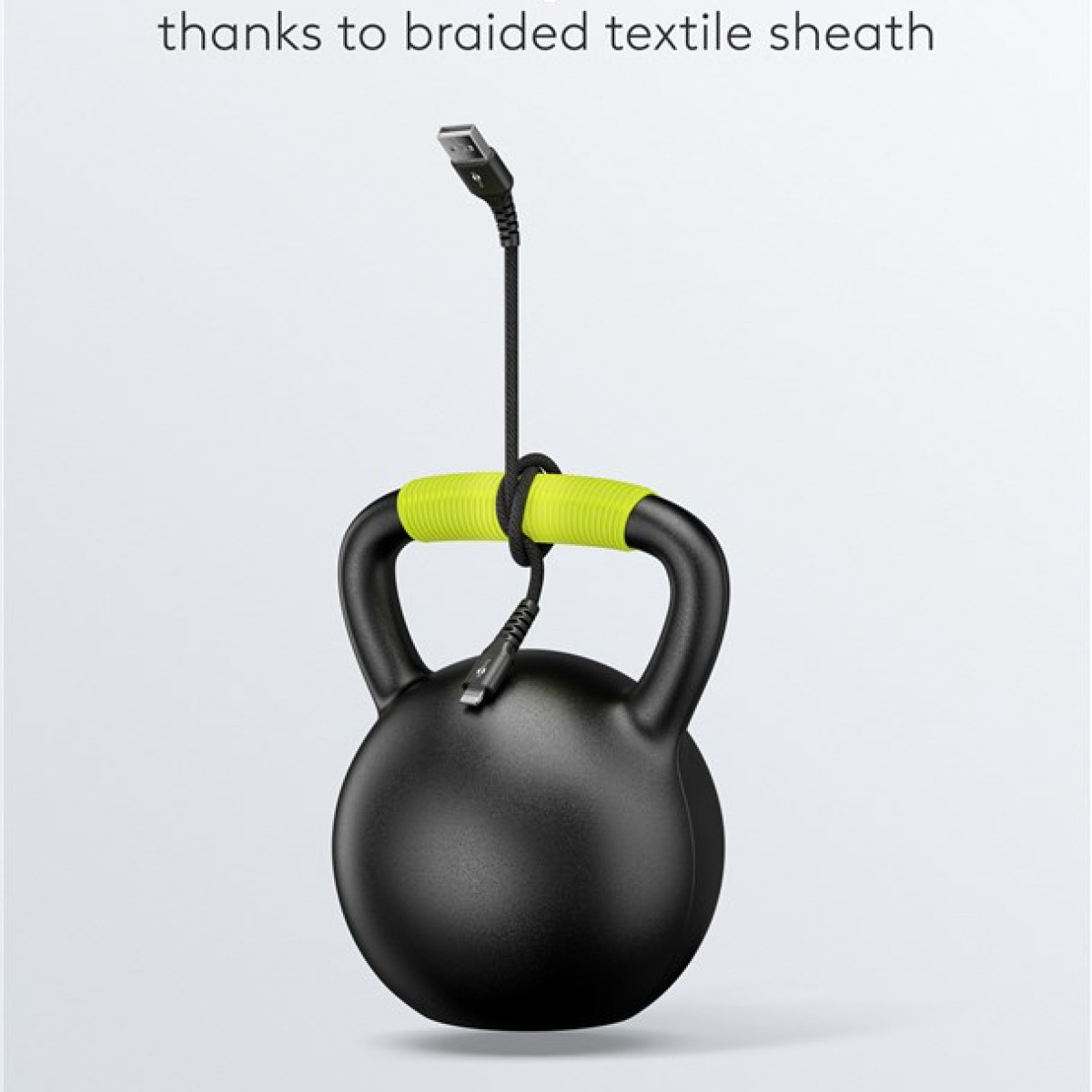 Un kettlebell nero con impugnatura gialla, collegato a un cavo USB nero.