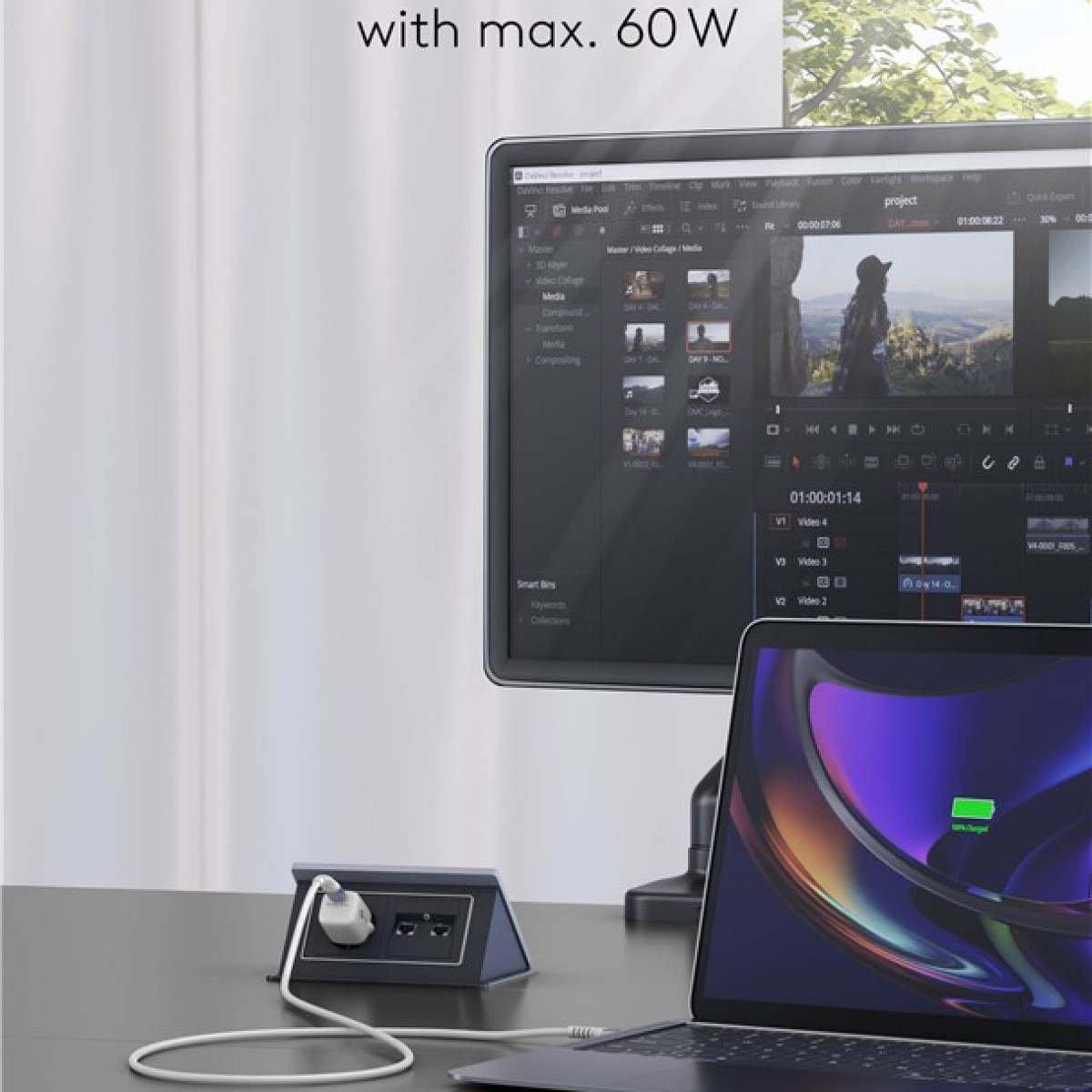 Laptop in carica, collegato a un hub di alimentazione. Il monitor visualizza un software di editing video. Testo: with max. 60W.