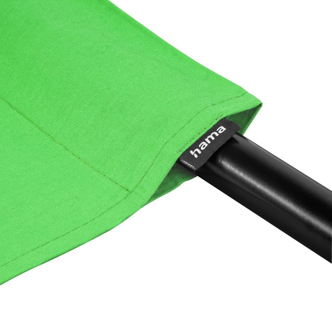 Bandiera verde su un palo nero con etichetta nera 'hama'.