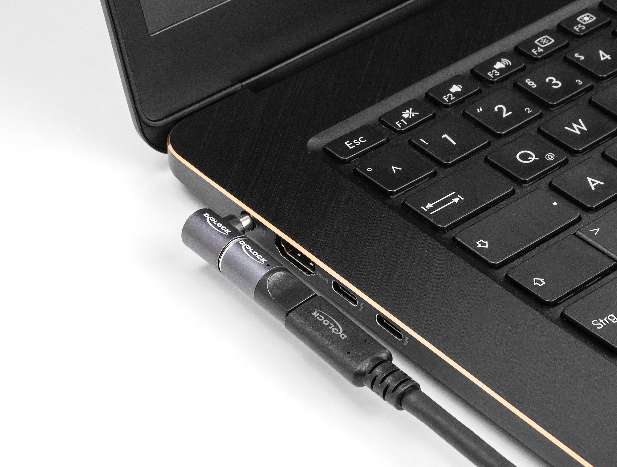 Laptop con cavo USB-C collegato. Il cavo è nero e grigio.