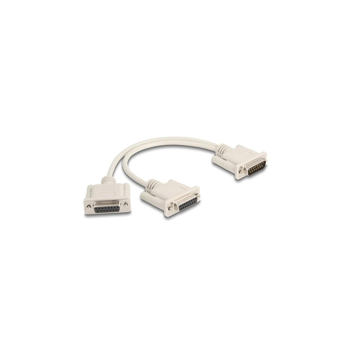 Cavo splitter D-sub bianco con tre connettori su sfondo bianco.