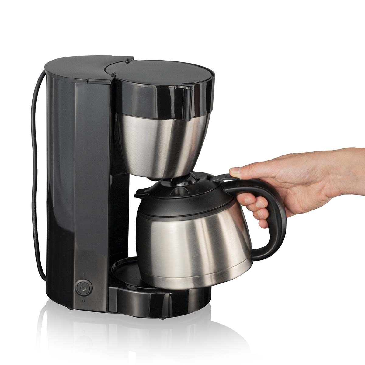 Macchina per il caffè nera con una mano che rimuove la caraffa, sfondo bianco.