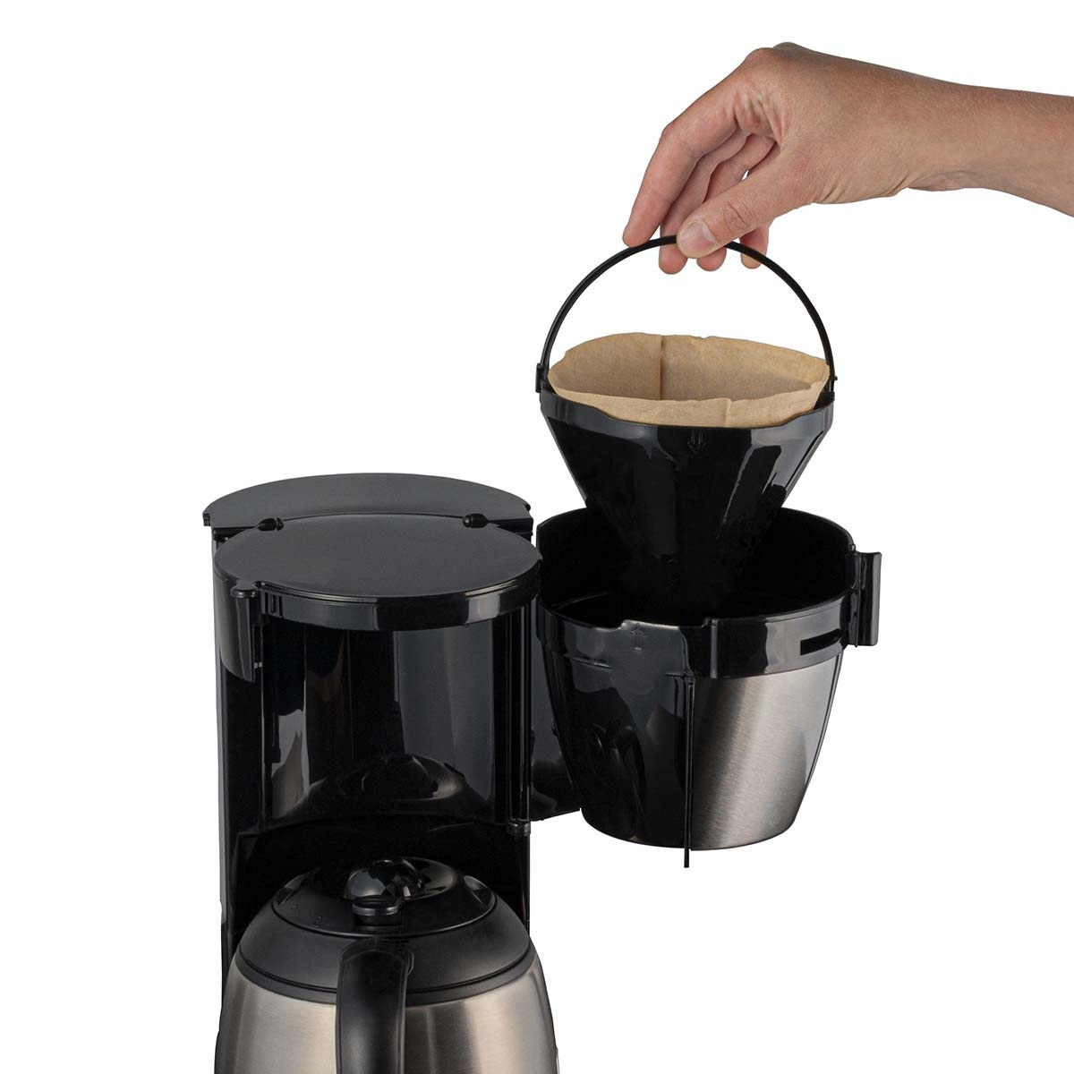 Una mano che tiene un filtro per il caffè sopra una macchina per il caffè. Colore nero e argento.