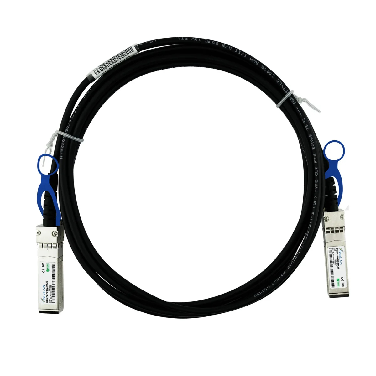 Un cavo di rete nero a spirale con connettori ad ogni estremità. I connettori sono bianchi con clip blu.