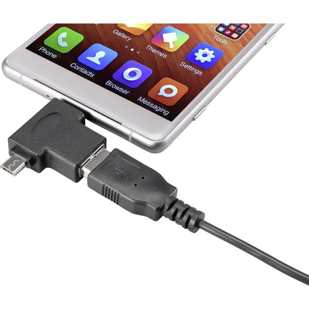 Uno smartphone collegato a un adattatore nero con connessione USB e micro USB.