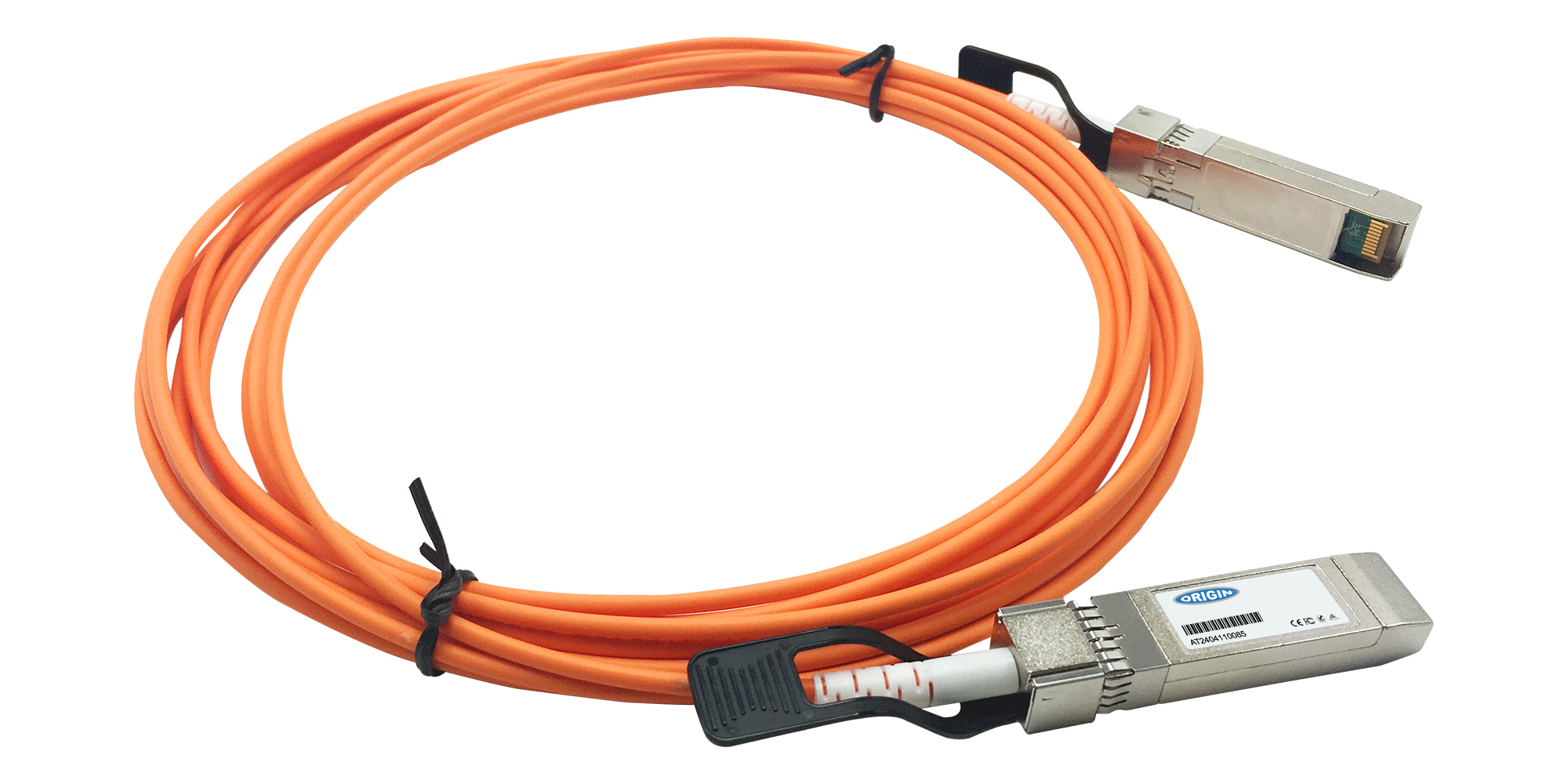 Cavo in fibra ottica arancione con due connettori, su superficie bianca.